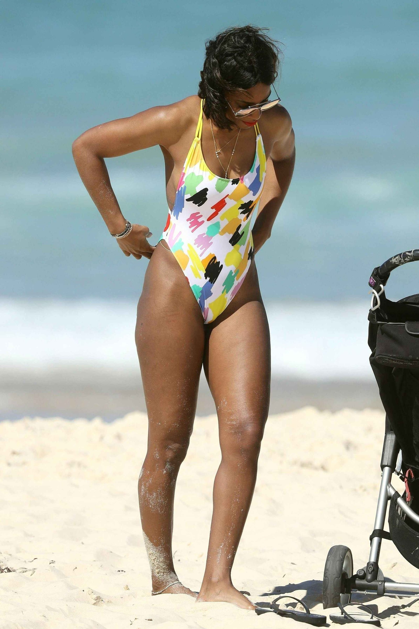 Kelly Rowland super sexy en bikini à Sydney