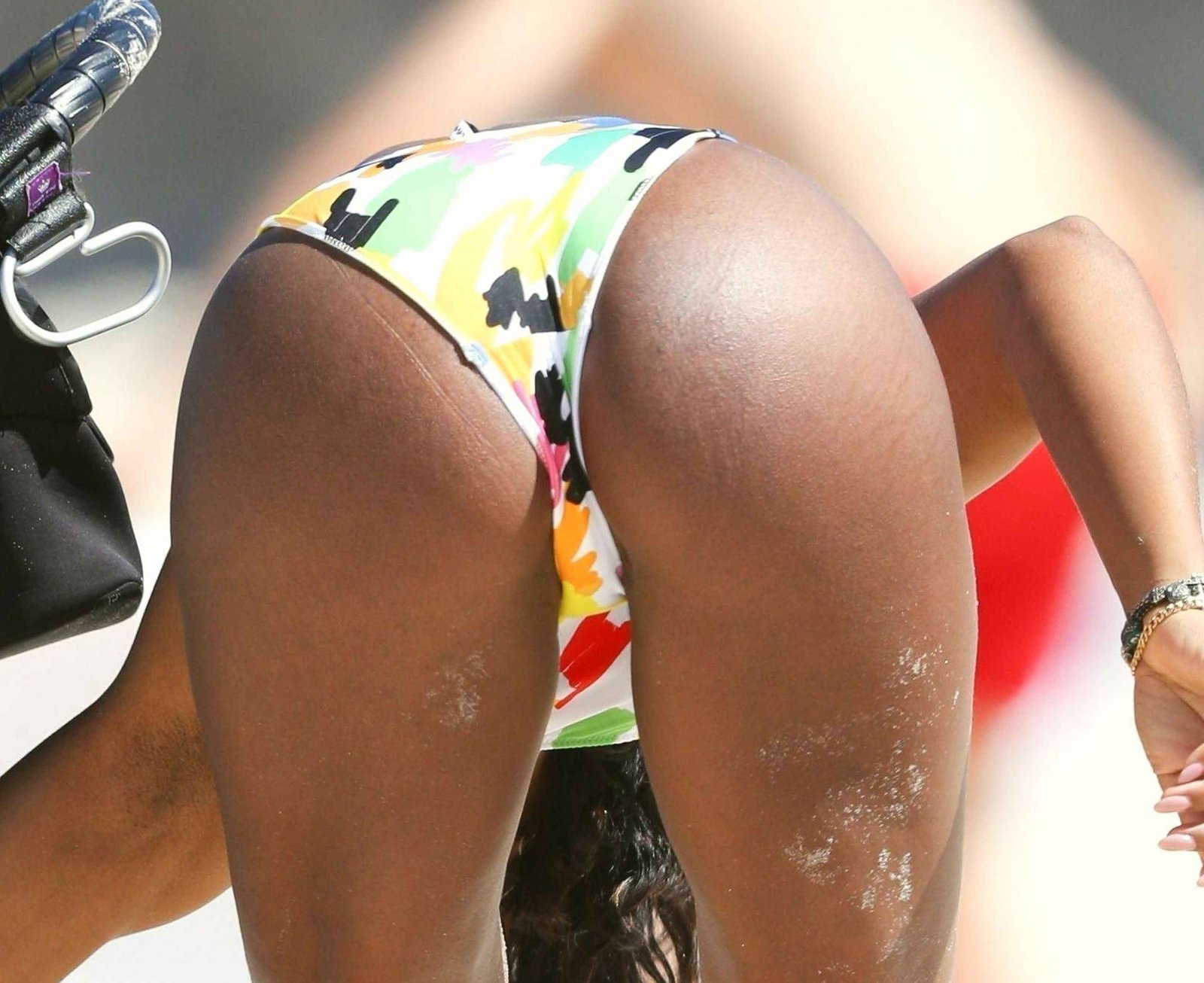 Kelly Rowland super sexy en bikini à Sydney