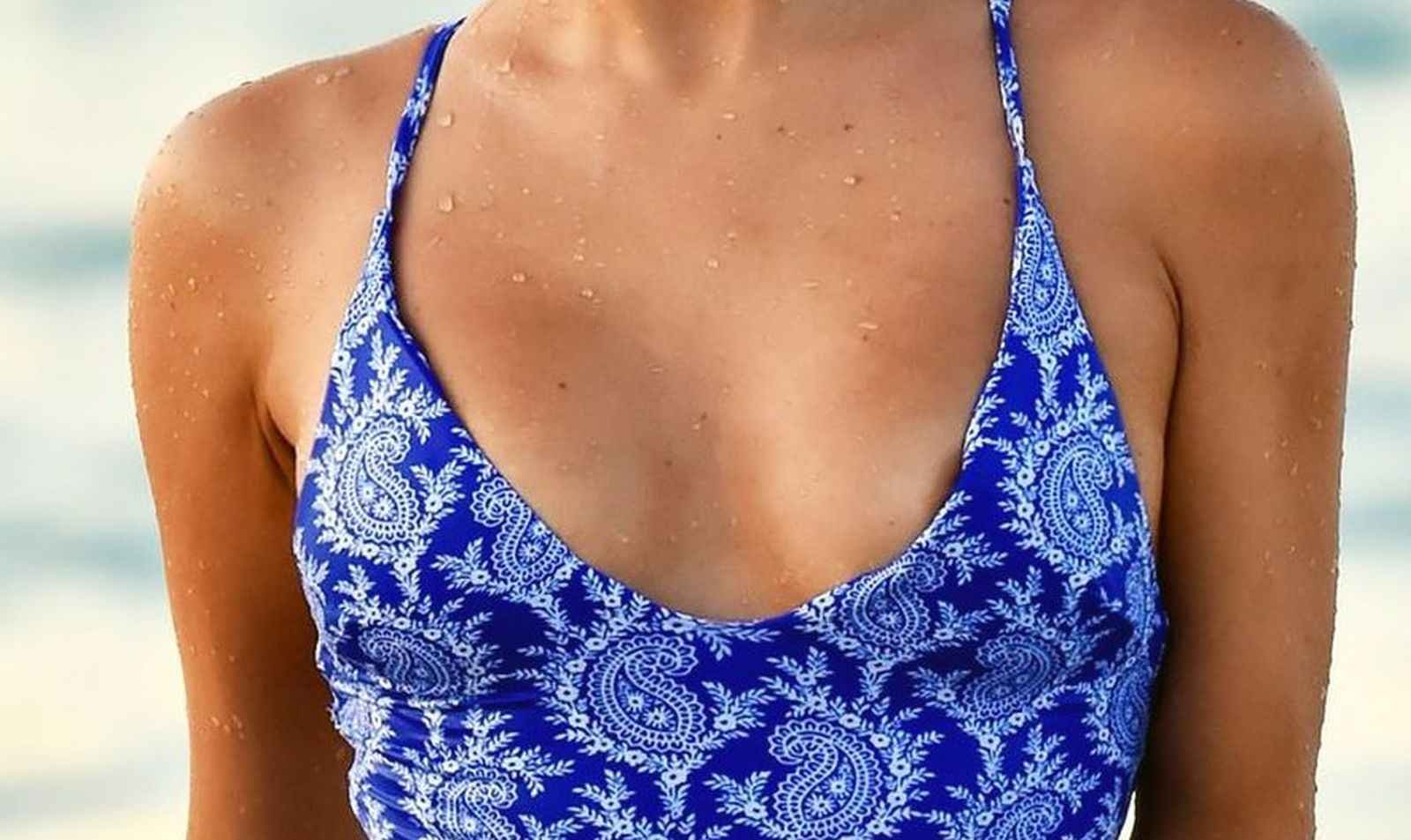 Kimberley Garner dans un maillot de bain bleu à Miami