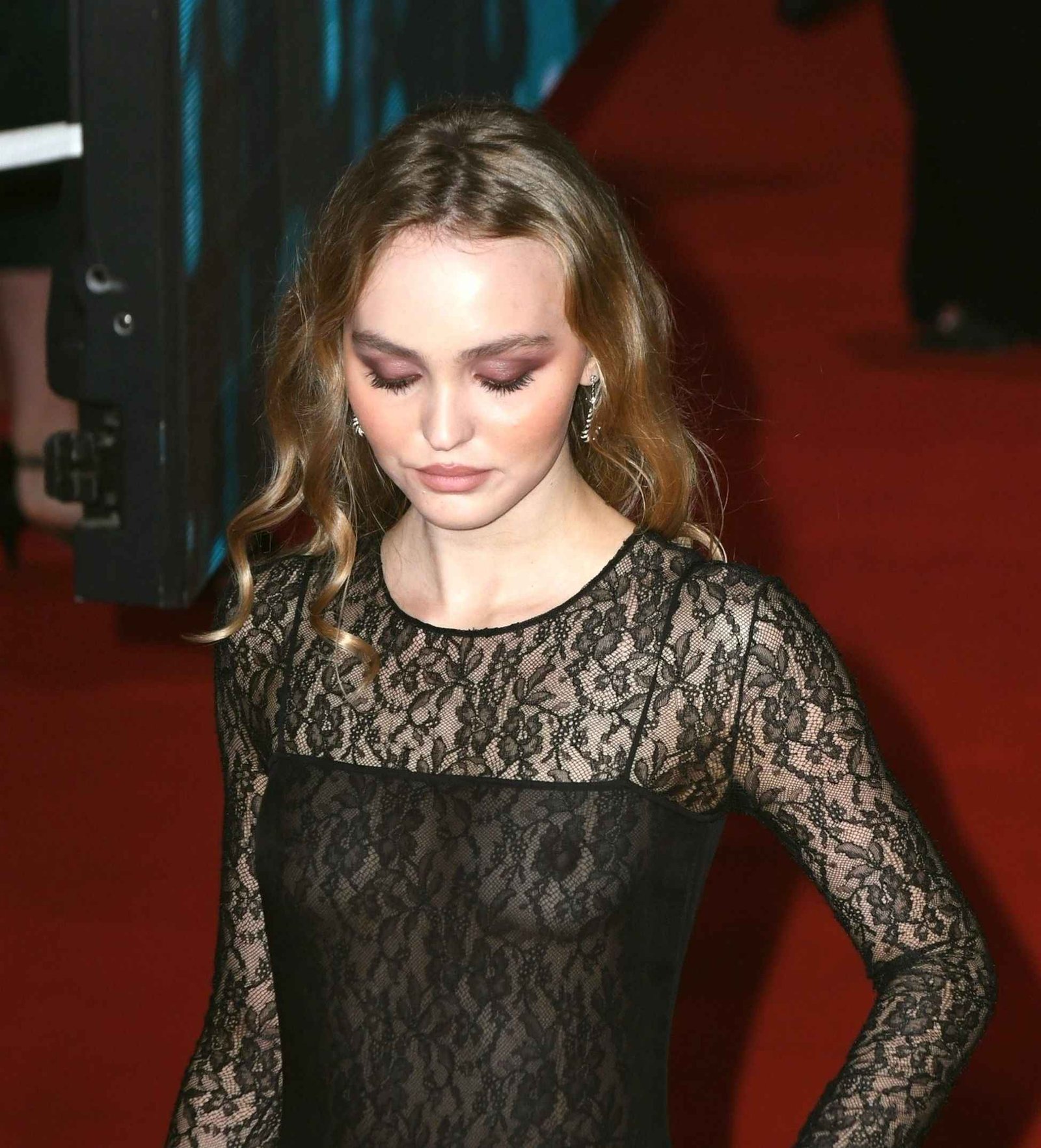 Lily-Rose Depp à moitié nue aux BAFTA