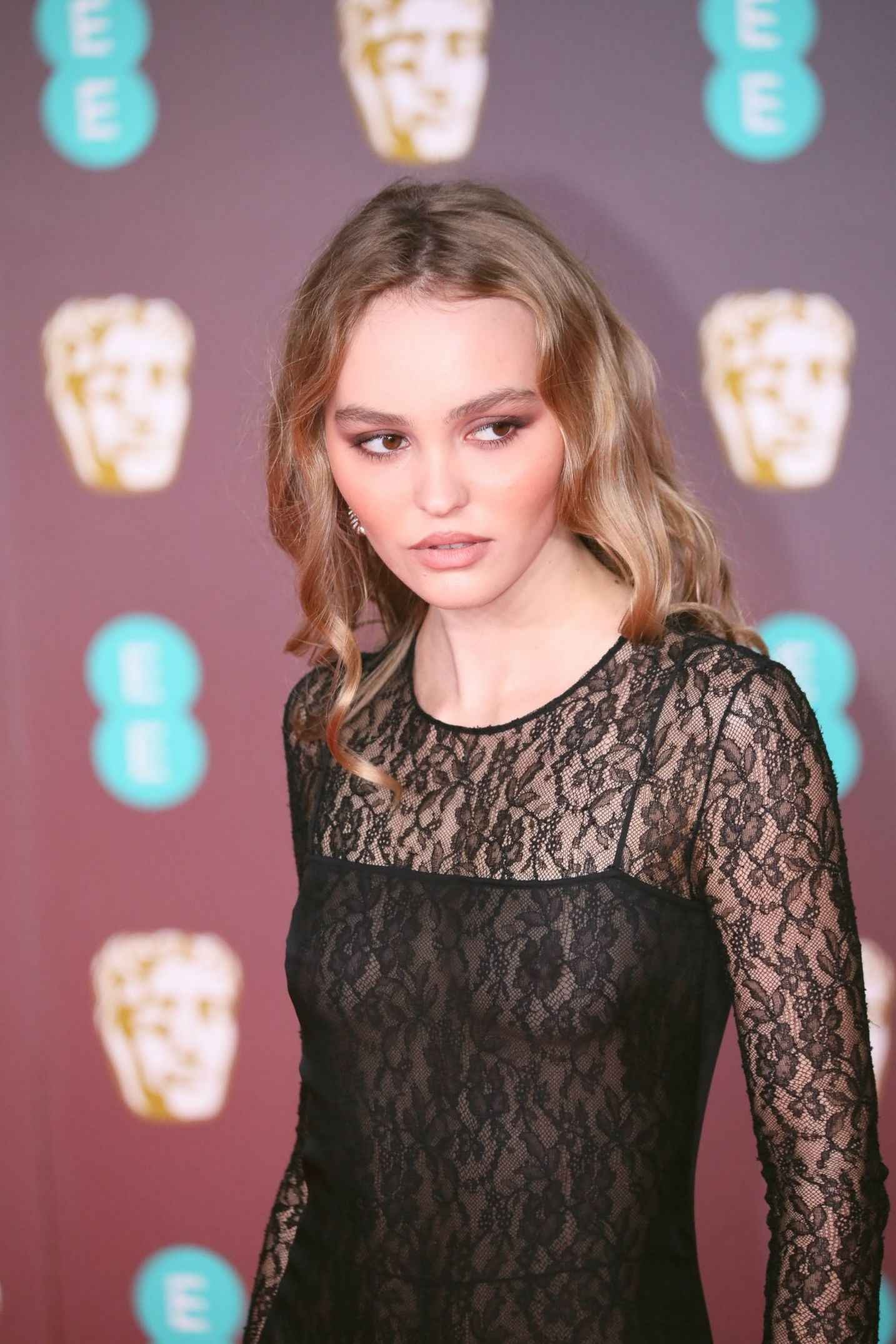 Lily-Rose Depp à moitié nue aux BAFTA