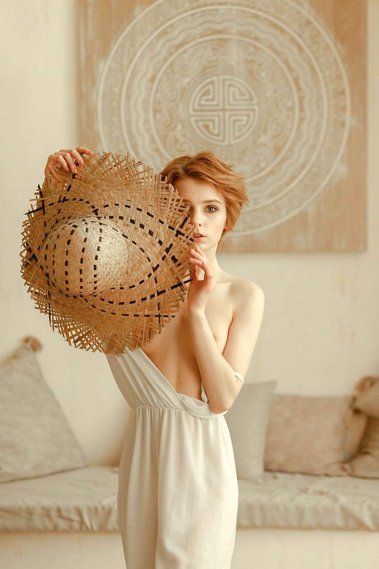 Marta Gromova pose seins nus