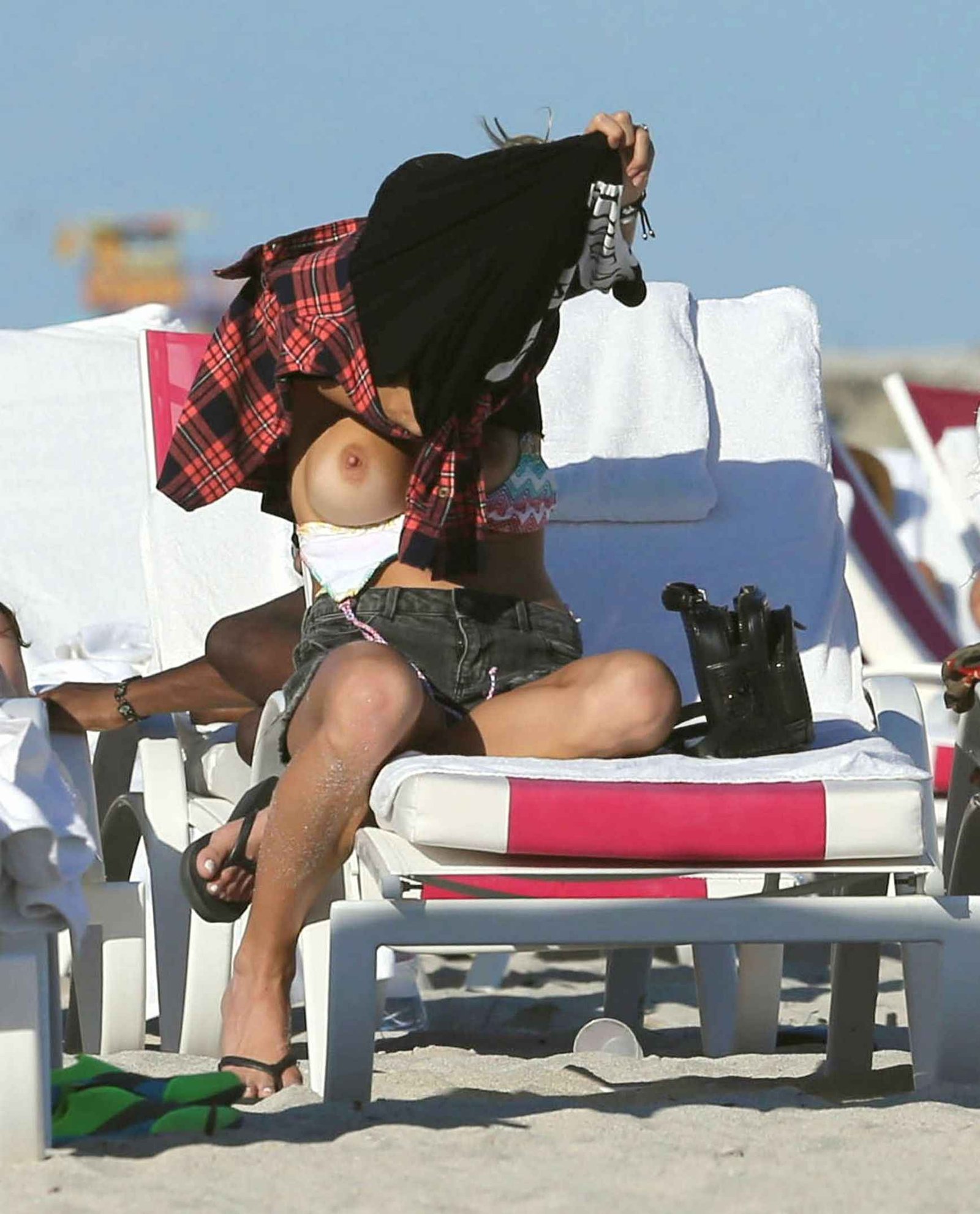Martha Graeff surprise seins nus à la plage