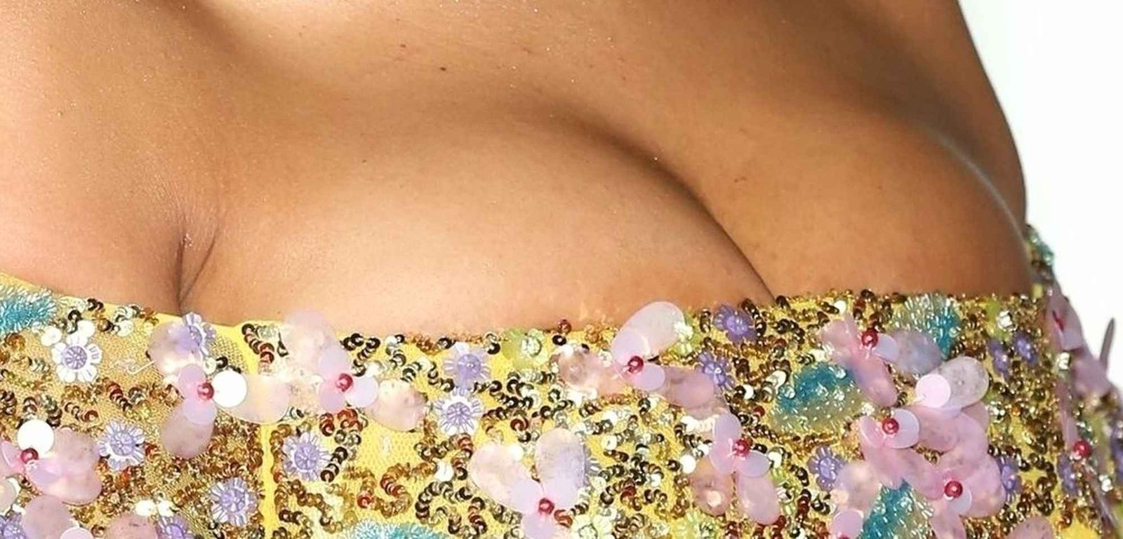 Maya Jama exhibe ses seins aux BAFTA à Londres