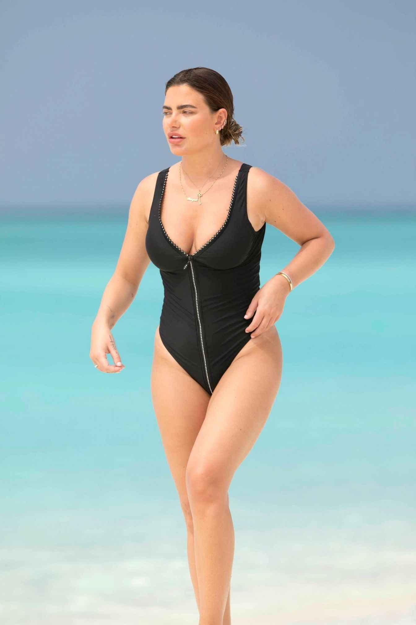 Megan Barton en maillot de bain aux Maldives