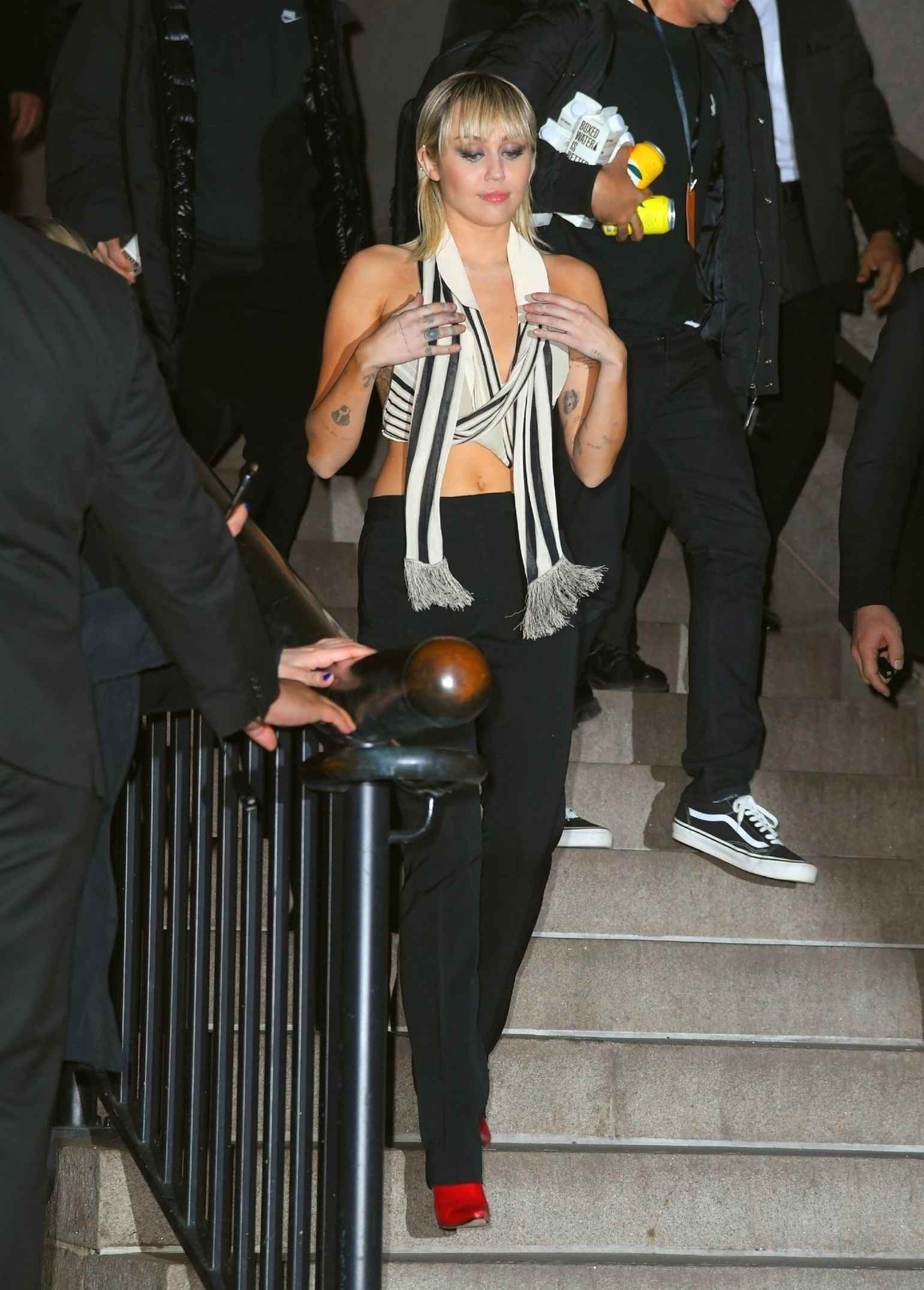 Oups ! Miley Cyrus exhibe un sein nu à New-York
