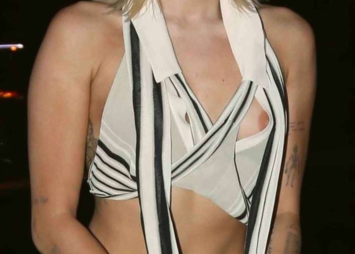 Oups ! Miley Cyrus exhibe un sein nu à New-York
