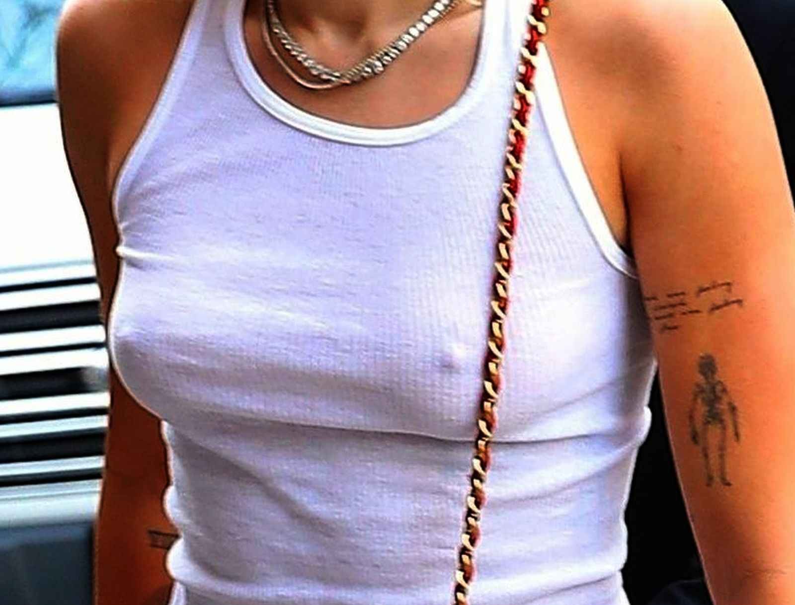 Miley Cyrus a les seins qui pointent à New-York