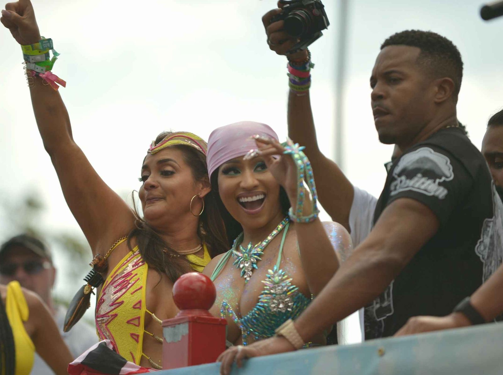 Nicki Minaj exhibe ses gros seins lors du carnaval