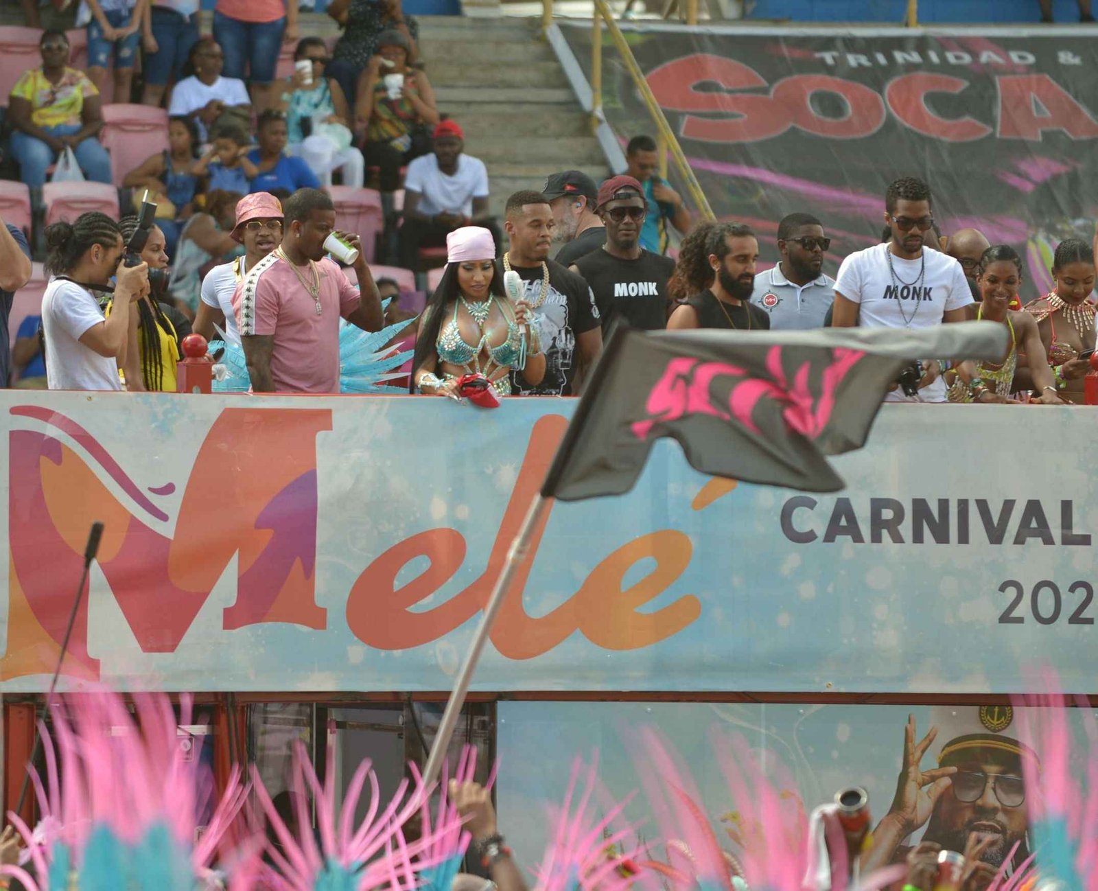 Nicki Minaj exhibe ses gros seins lors du carnaval
