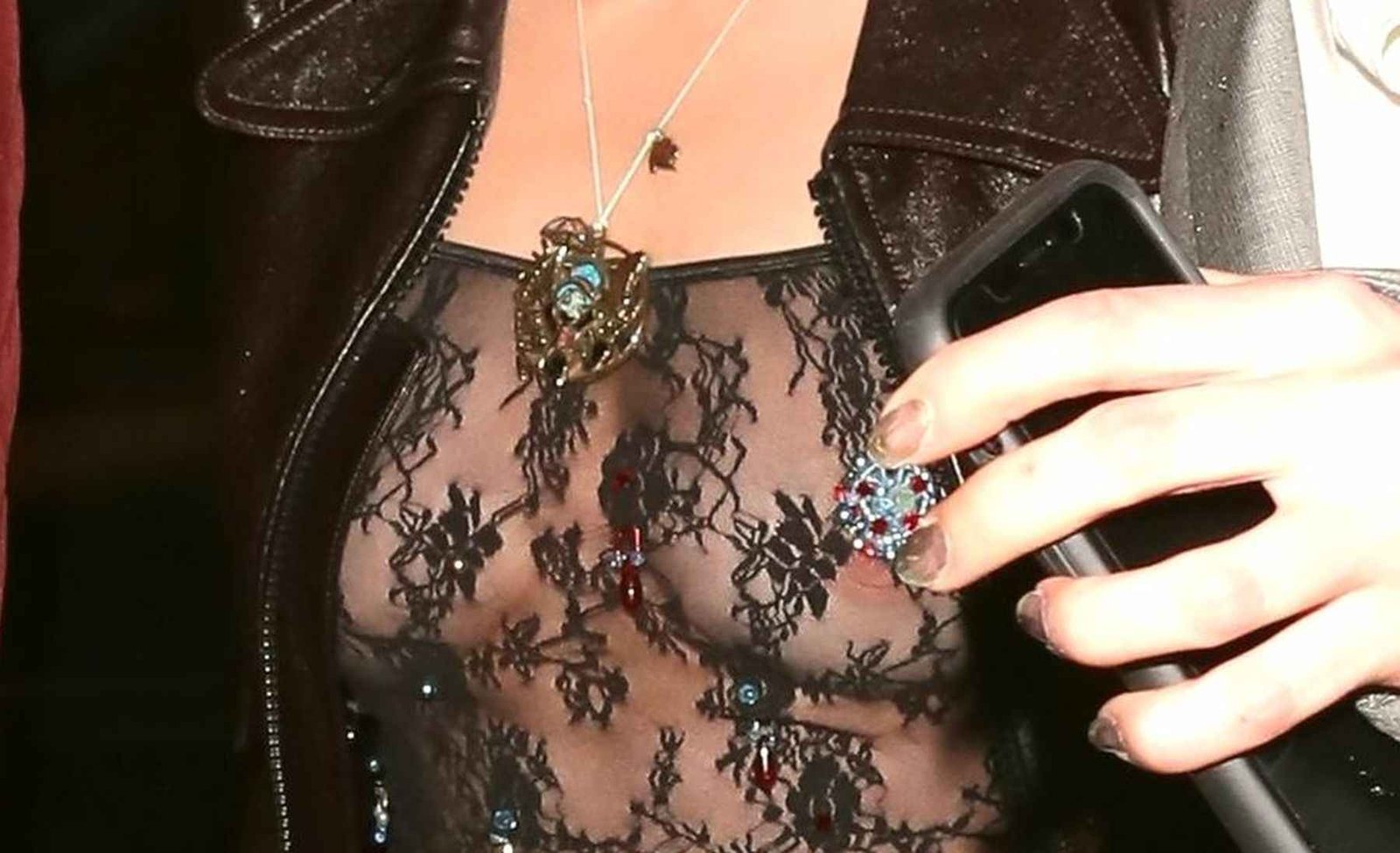 Robyn exhibe ses seins sans soutien-gorge aux NME Awards