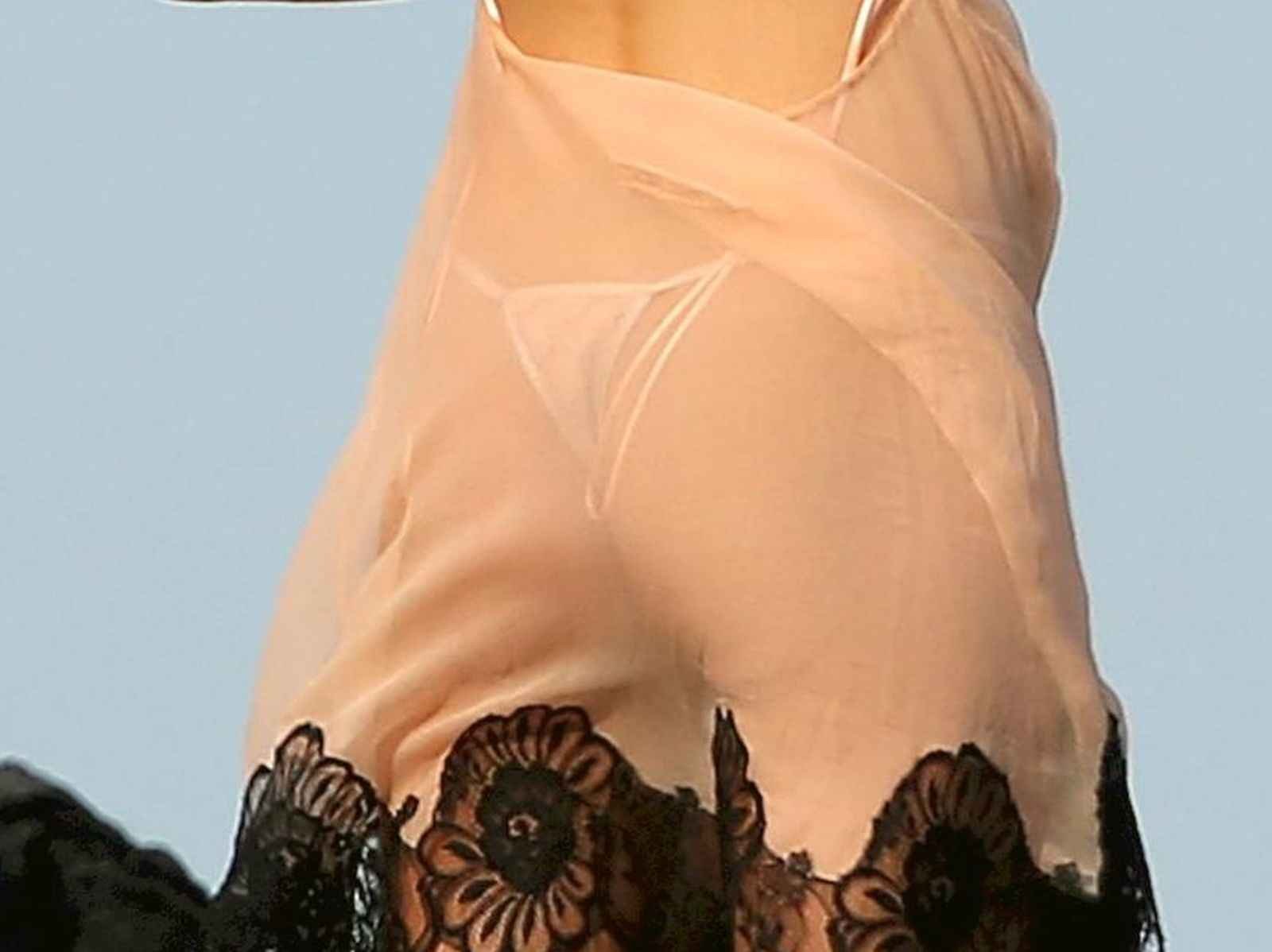 Stella Maxwell en petite culotte pour une séance photo
