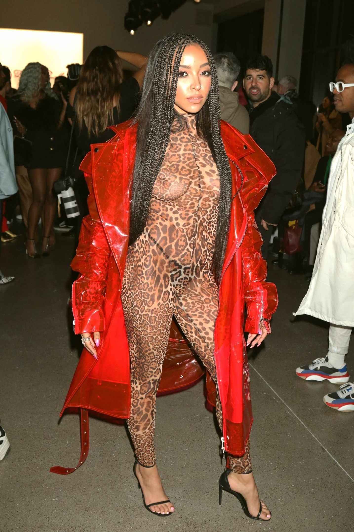 Tinashe exhibe ses seins à la Fashion Week de New-York