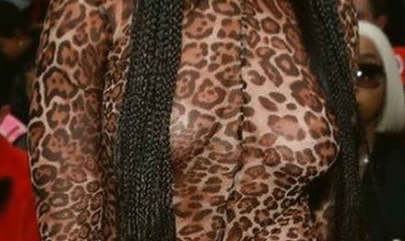 Tinashe exhibe ses seins à la Fashion Week de New-York