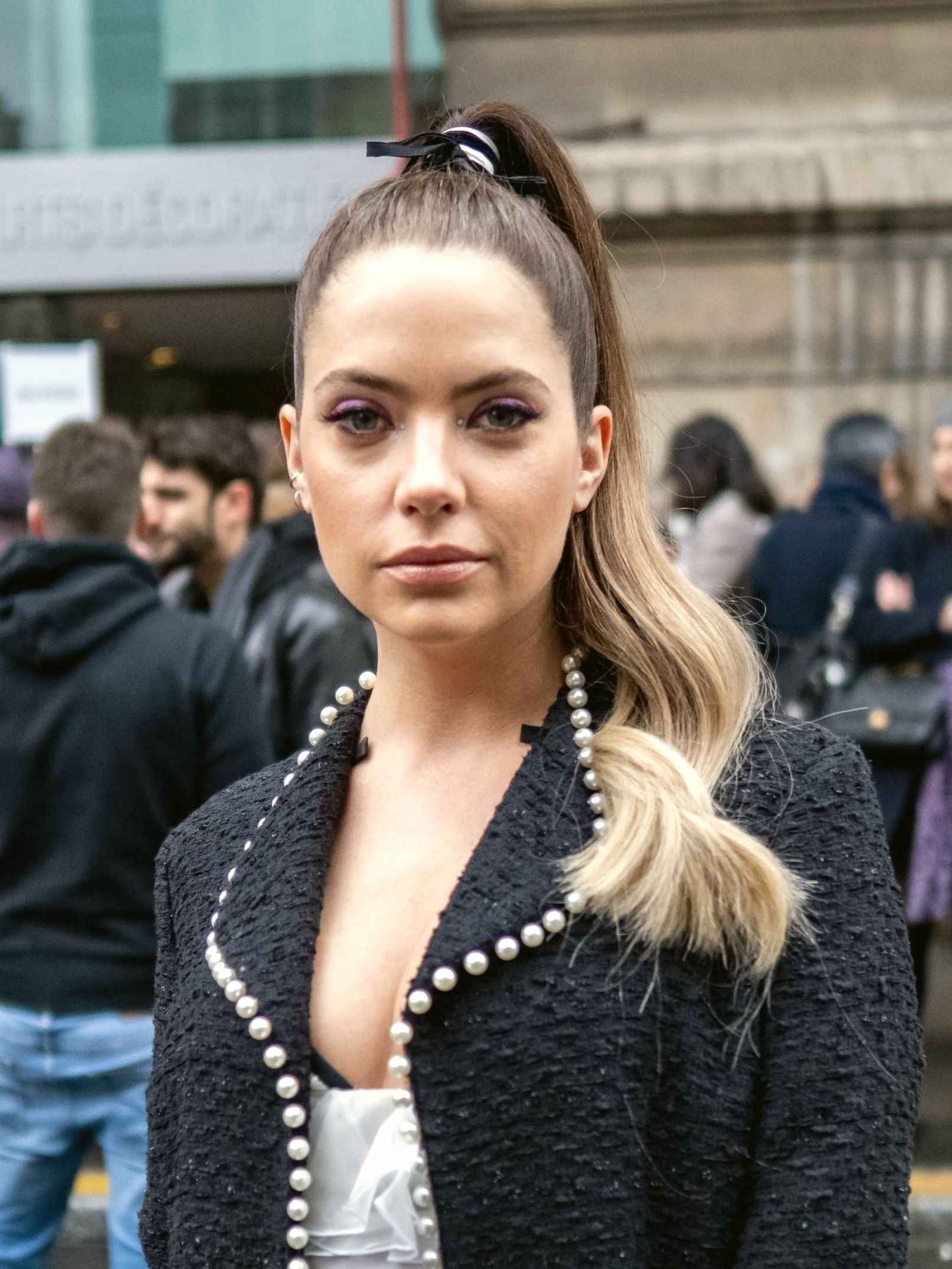Ashley Benson exhibe ses gros seins à Paris