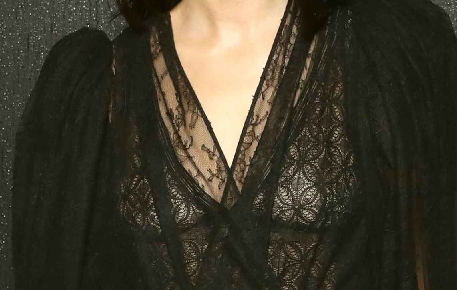 Abigail Spencer exhibe ses seins à Paris
