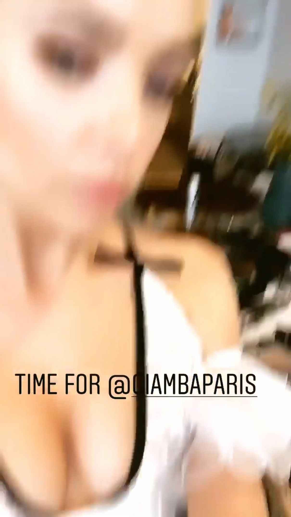 Ashley Benson exhibe ses gros seins à Paris