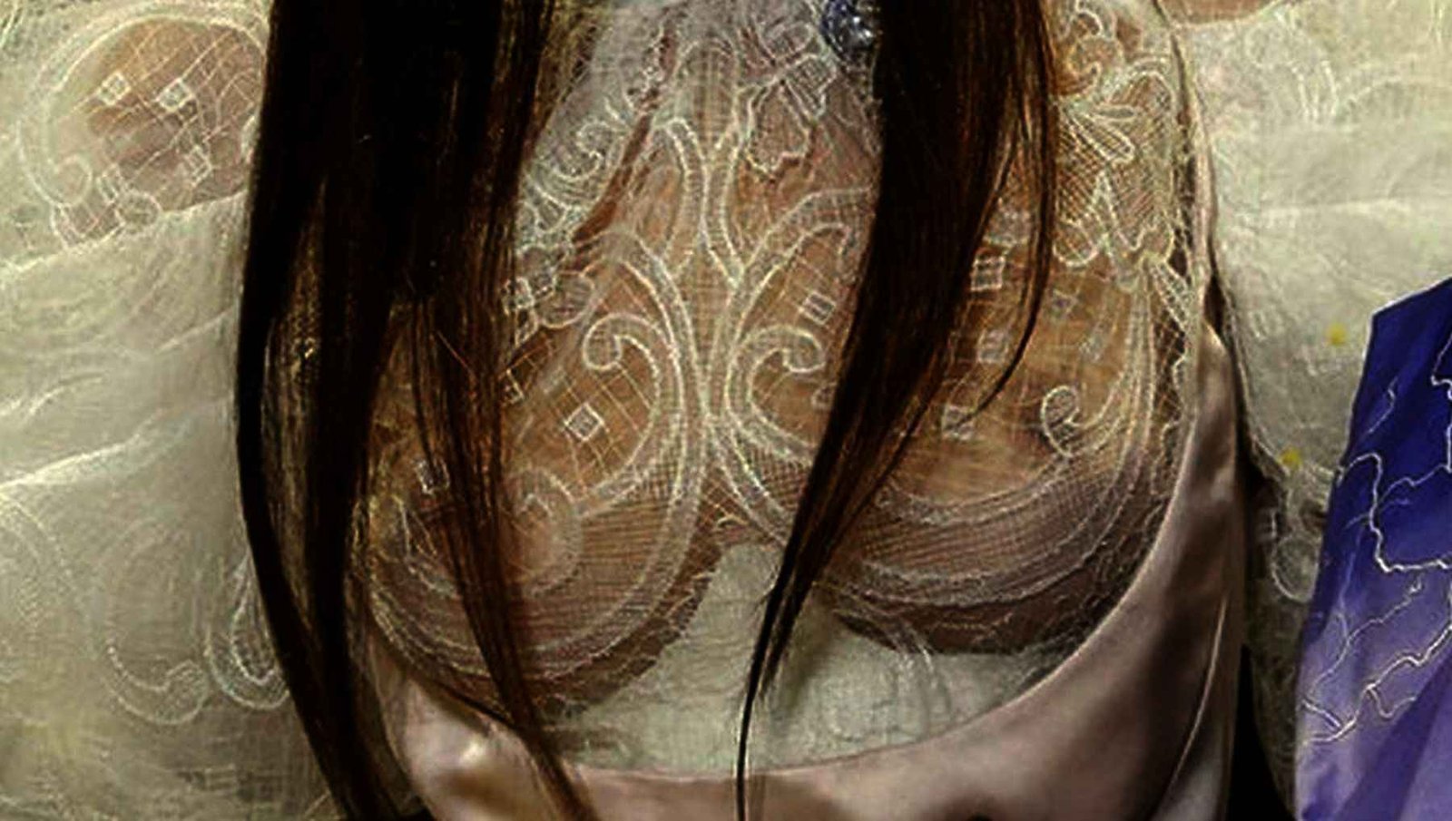 Bella Hadid défile seins nus à Paris