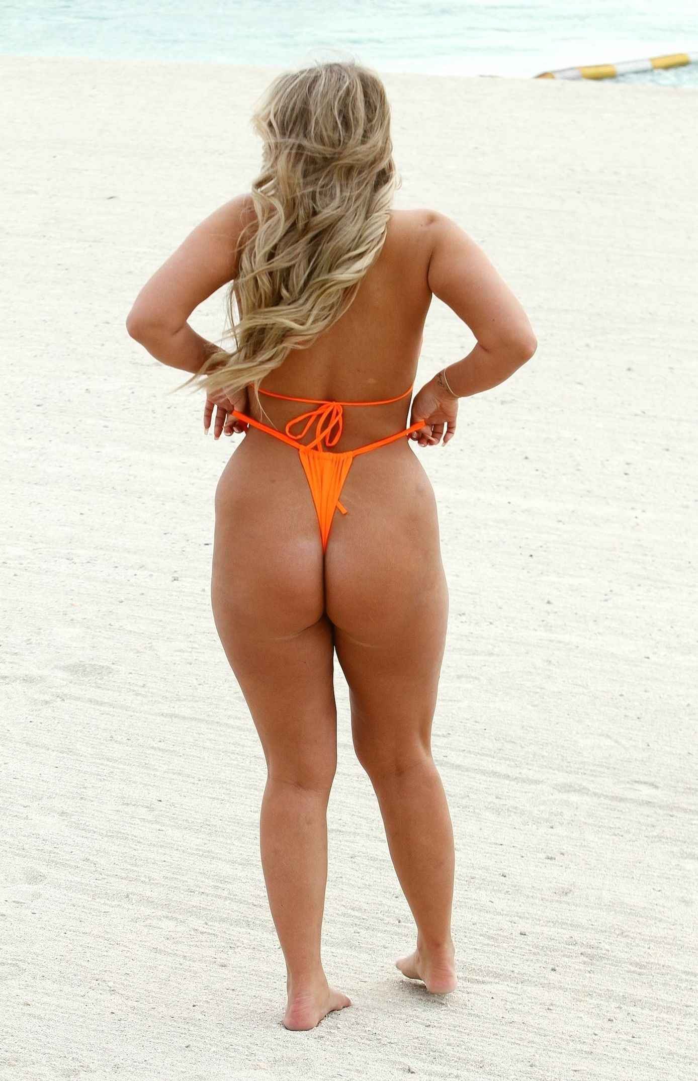 Bethan Kershaw dans un mini bikini orange