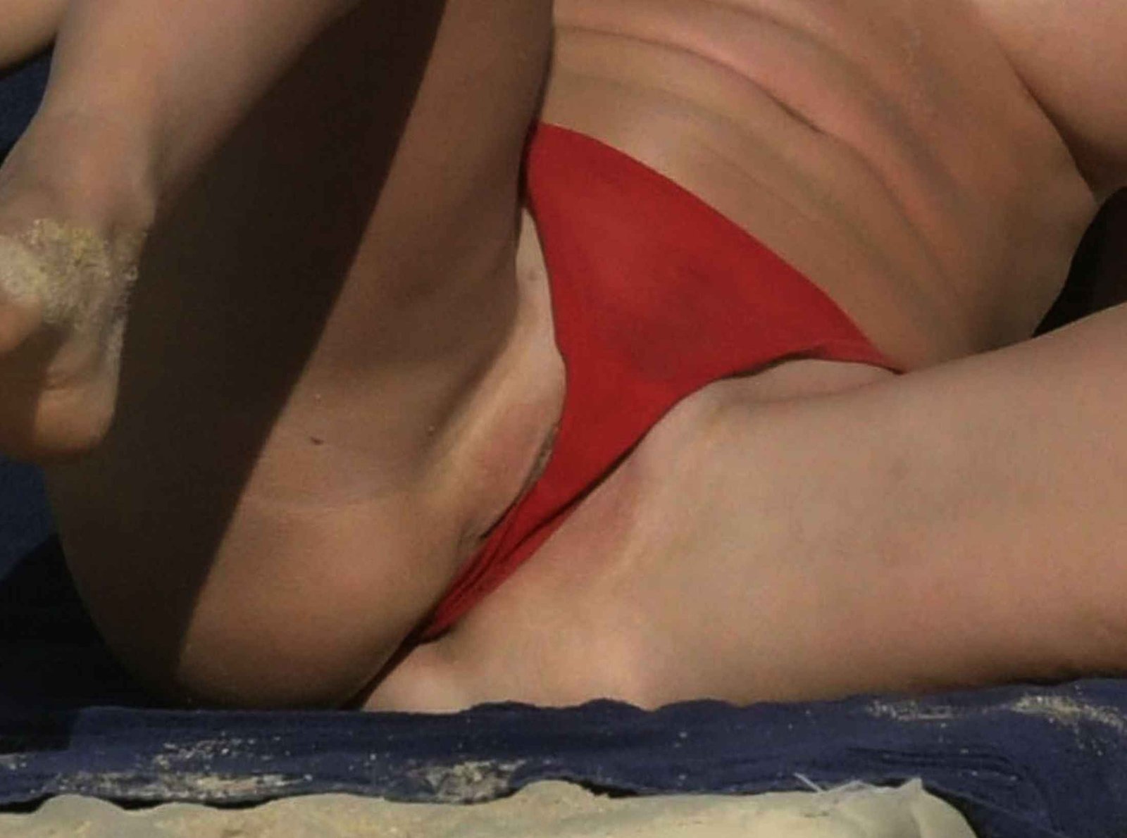 Belona Qereti seins nus à la plage, la collection complète