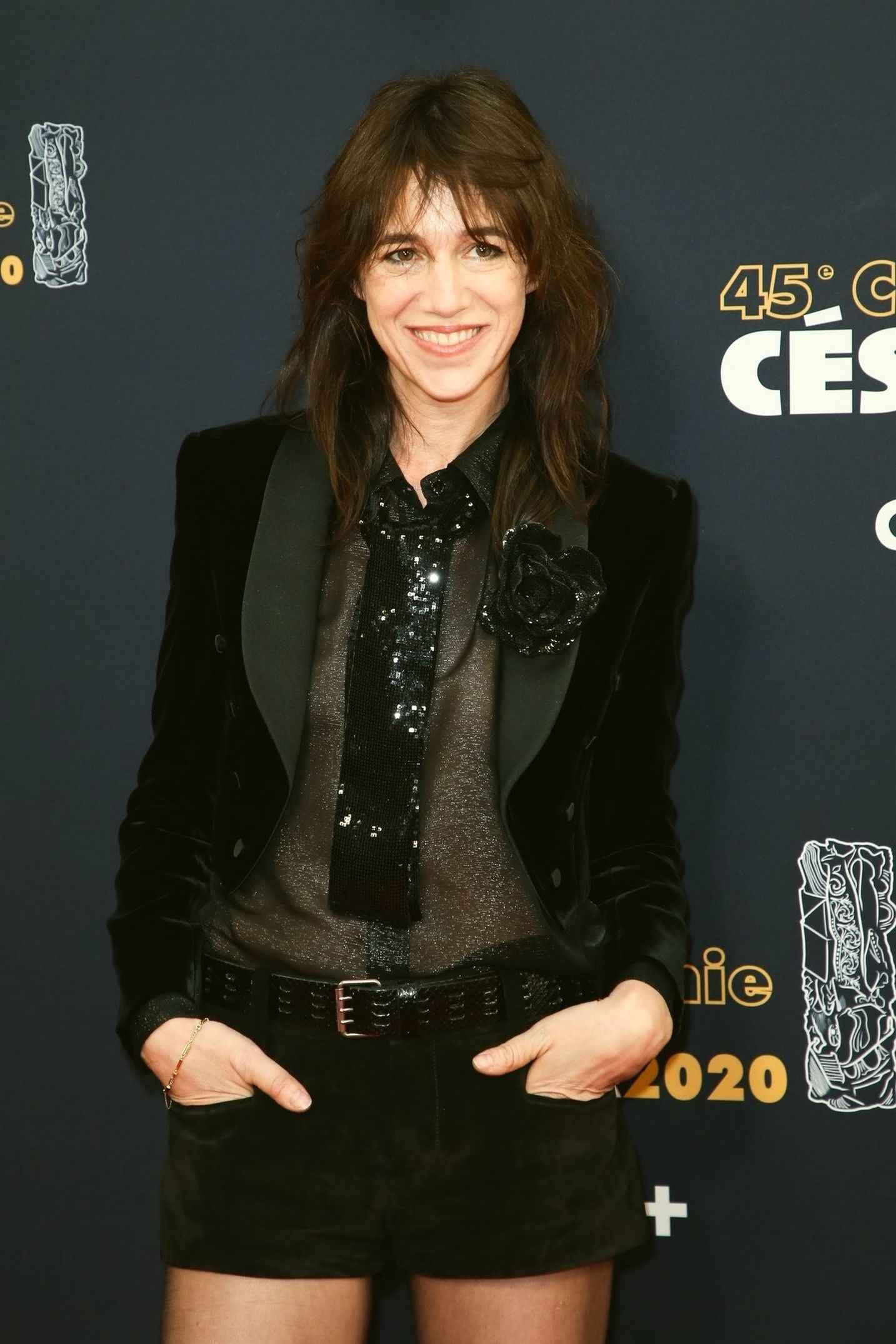 Charlotte Gainsbourg exhibe ses petits seins aux César 2020