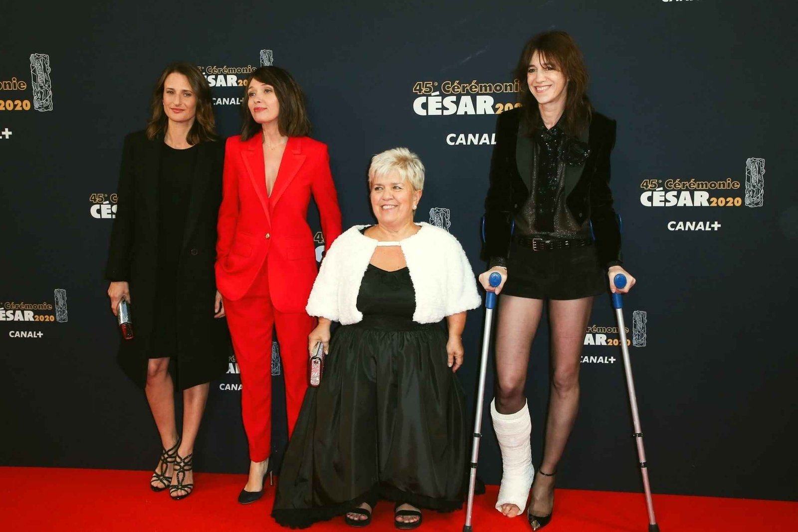 Charlotte Gainsbourg exhibe ses petits seins aux César 2020