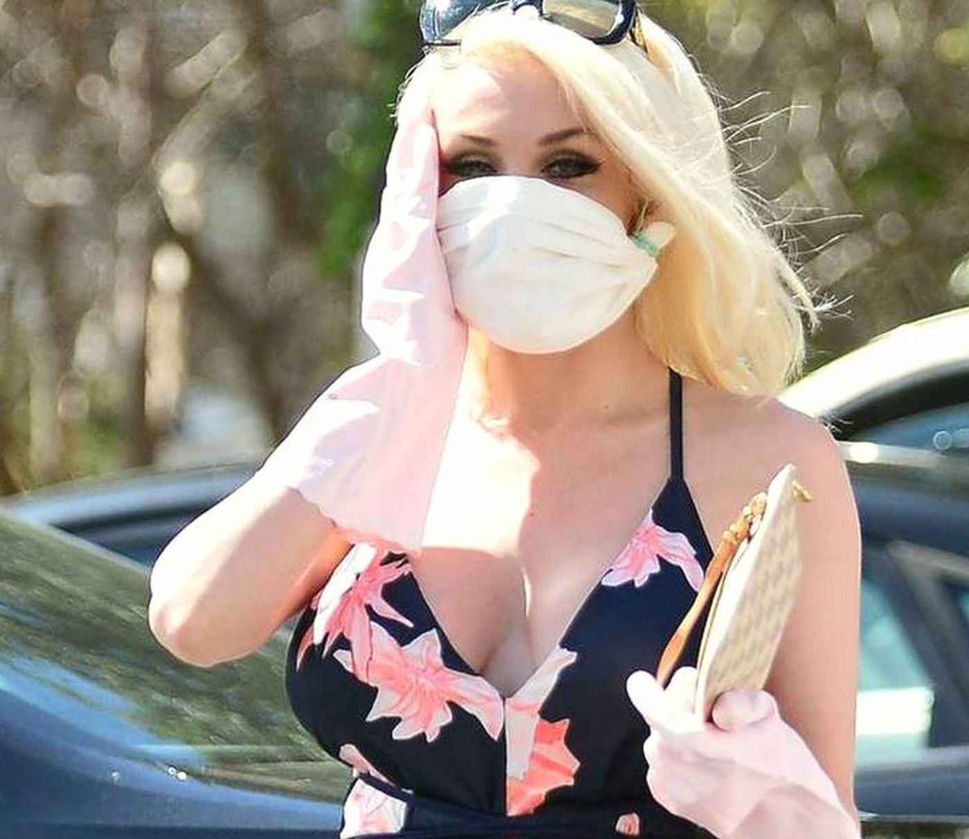 Courtney Stodden exhibe ouvre son décolleté sur ses gros seins à Los Angeles