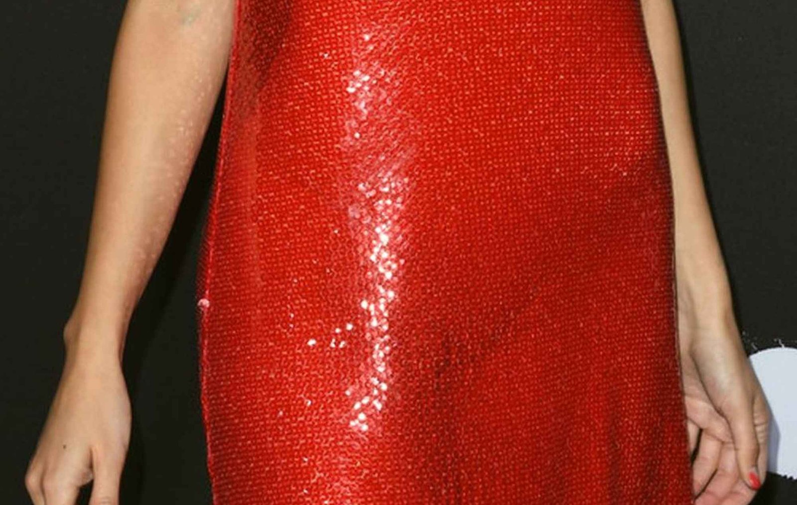 Eiza Gonzalez sexy dans sa robe rouge transparente