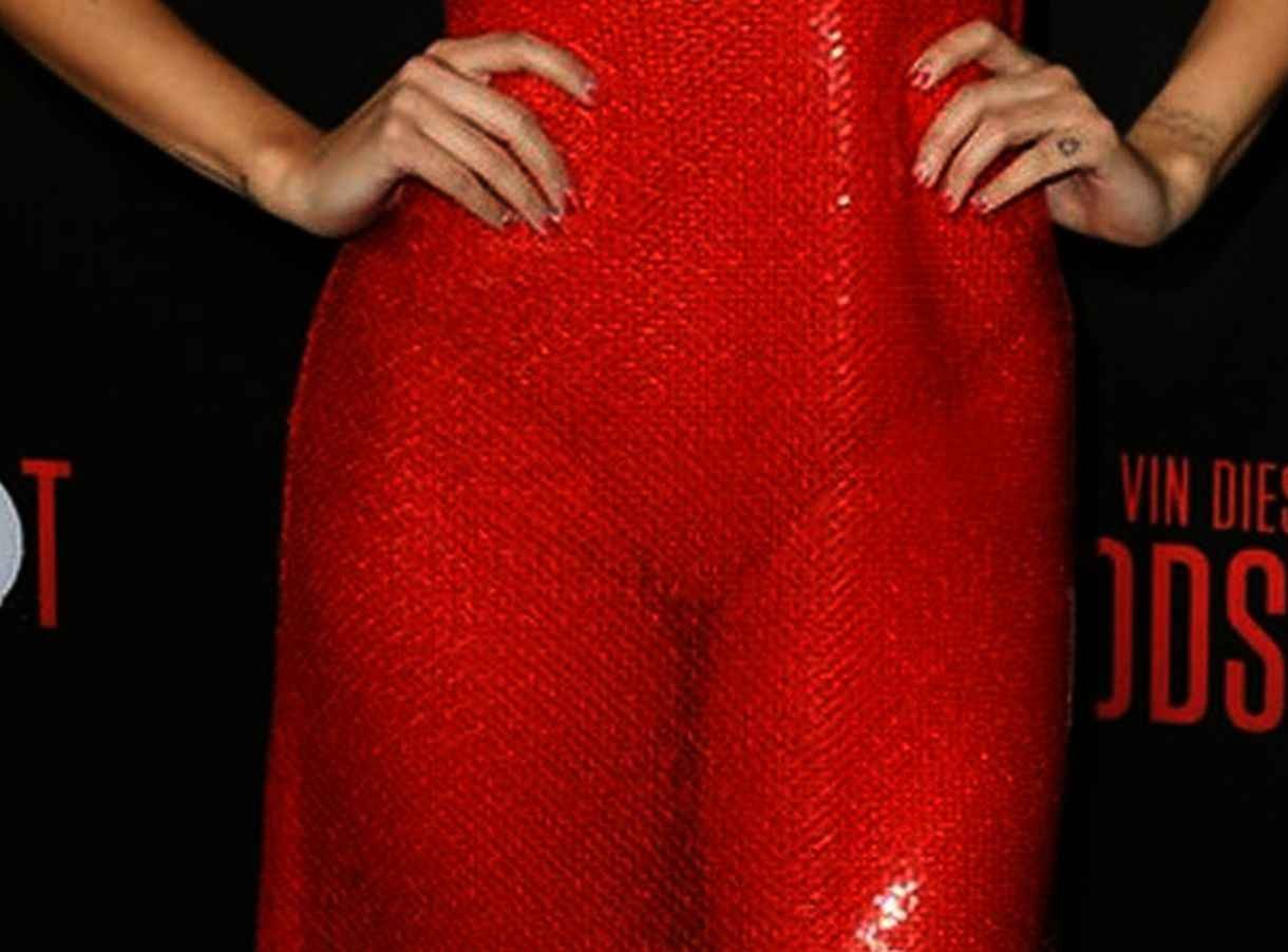 Eiza Gonzalez sexy dans sa robe rouge transparente