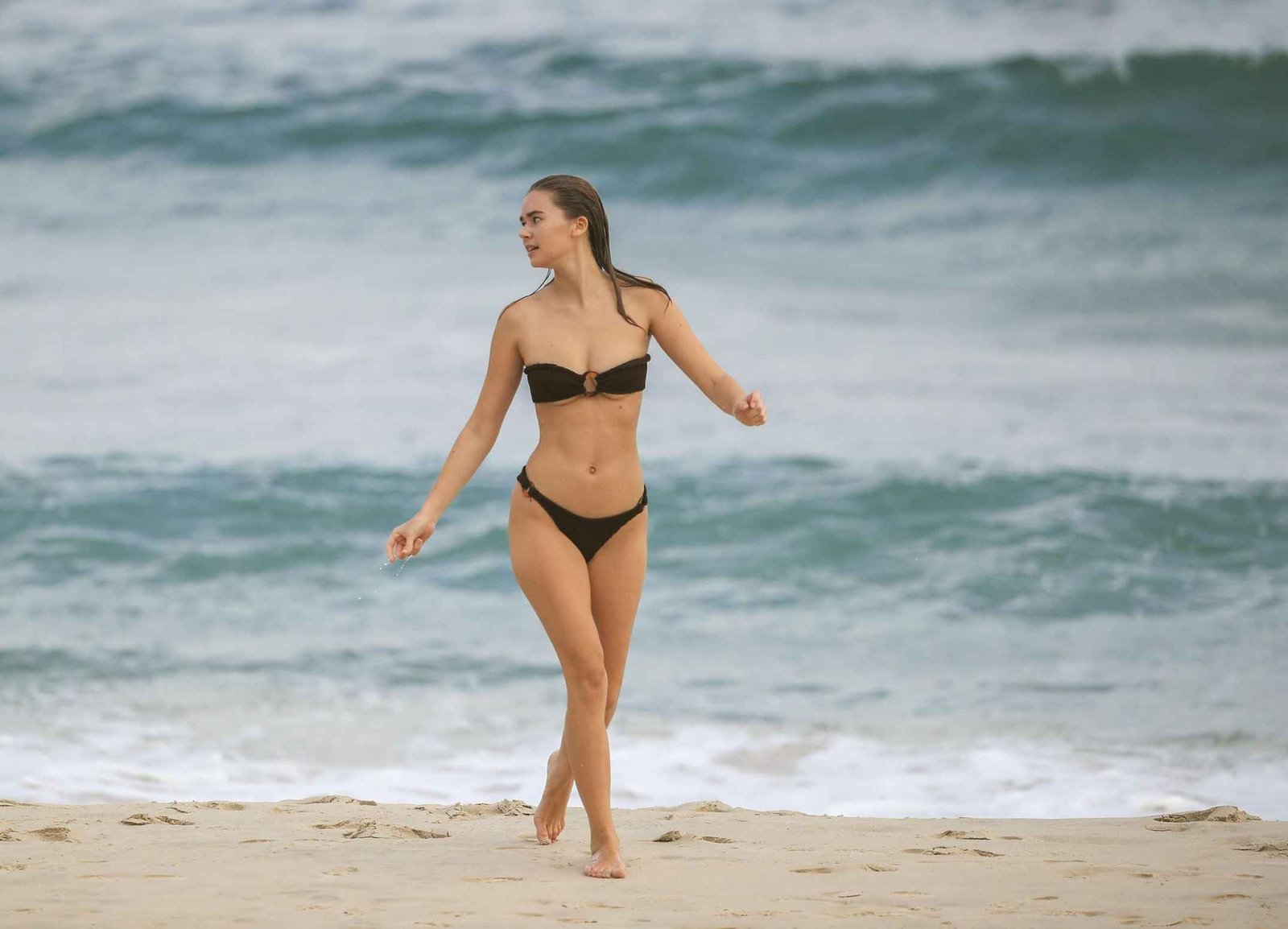 Gabriella Brooks en bikini à Byron Bay