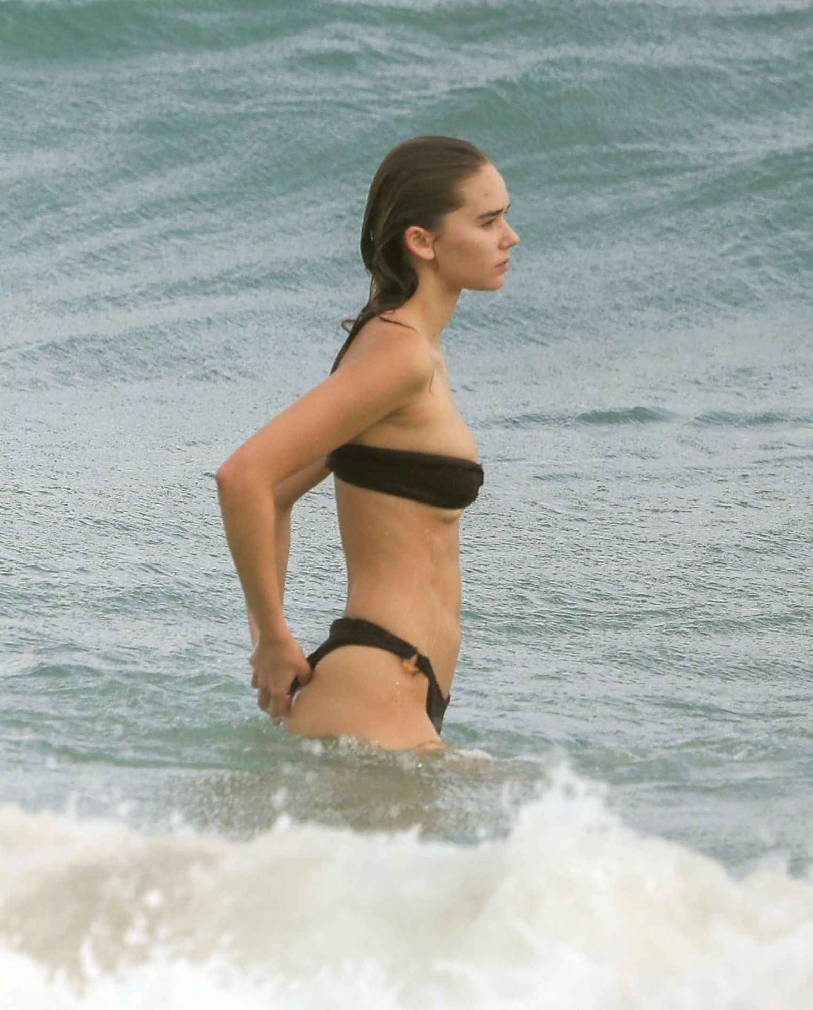 Gabriella Brooks en bikini à Byron Bay