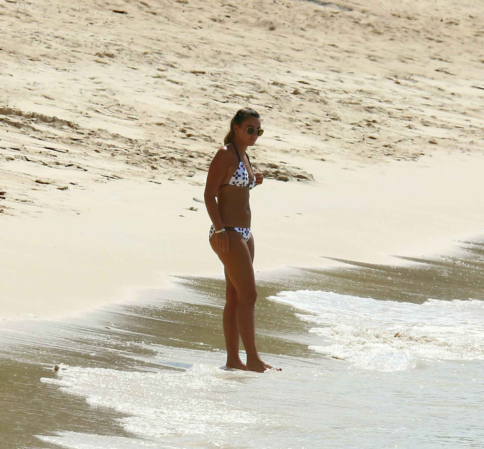 Georgina Leigh Cantwell en bikini