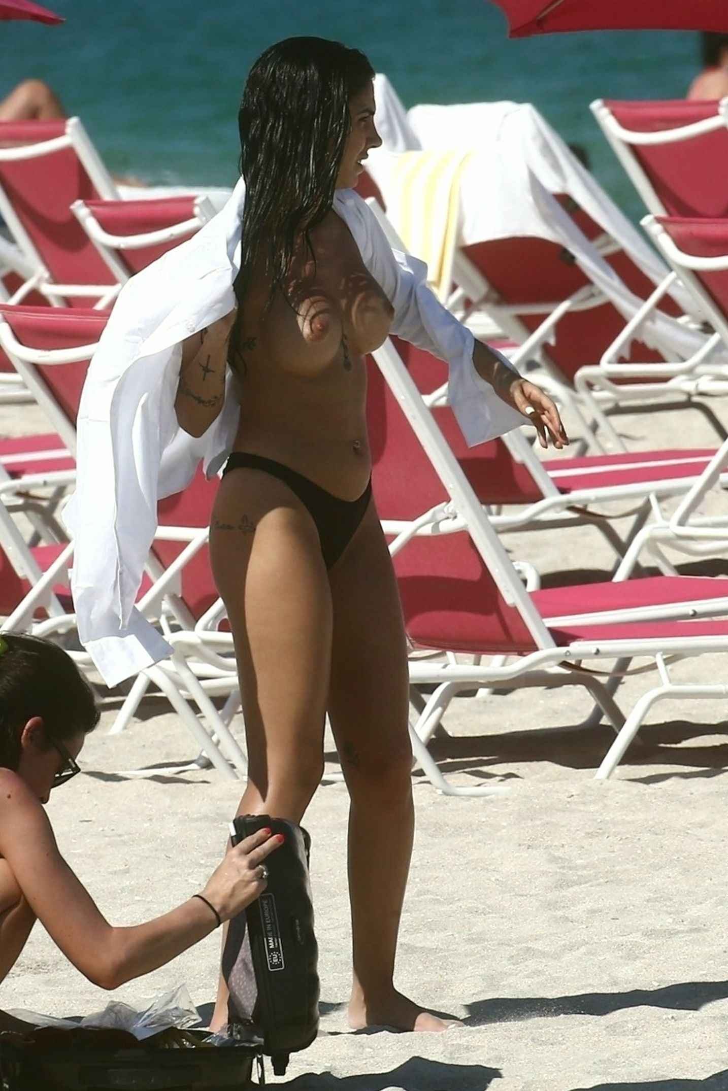 Giulia De Lellis seins nus à Miami