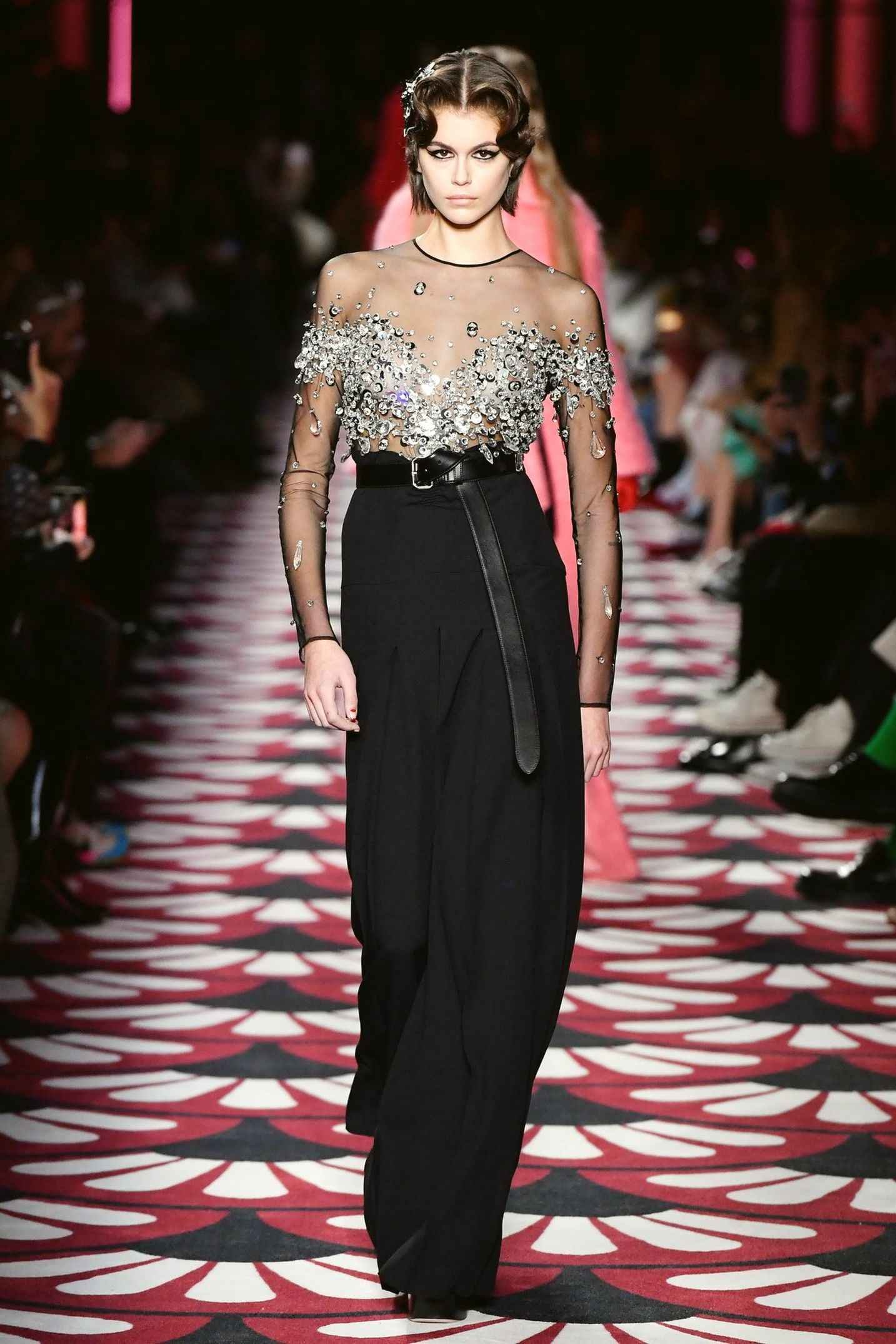 Kaia Gerber exhibe ses seins à la fashion week parisienne