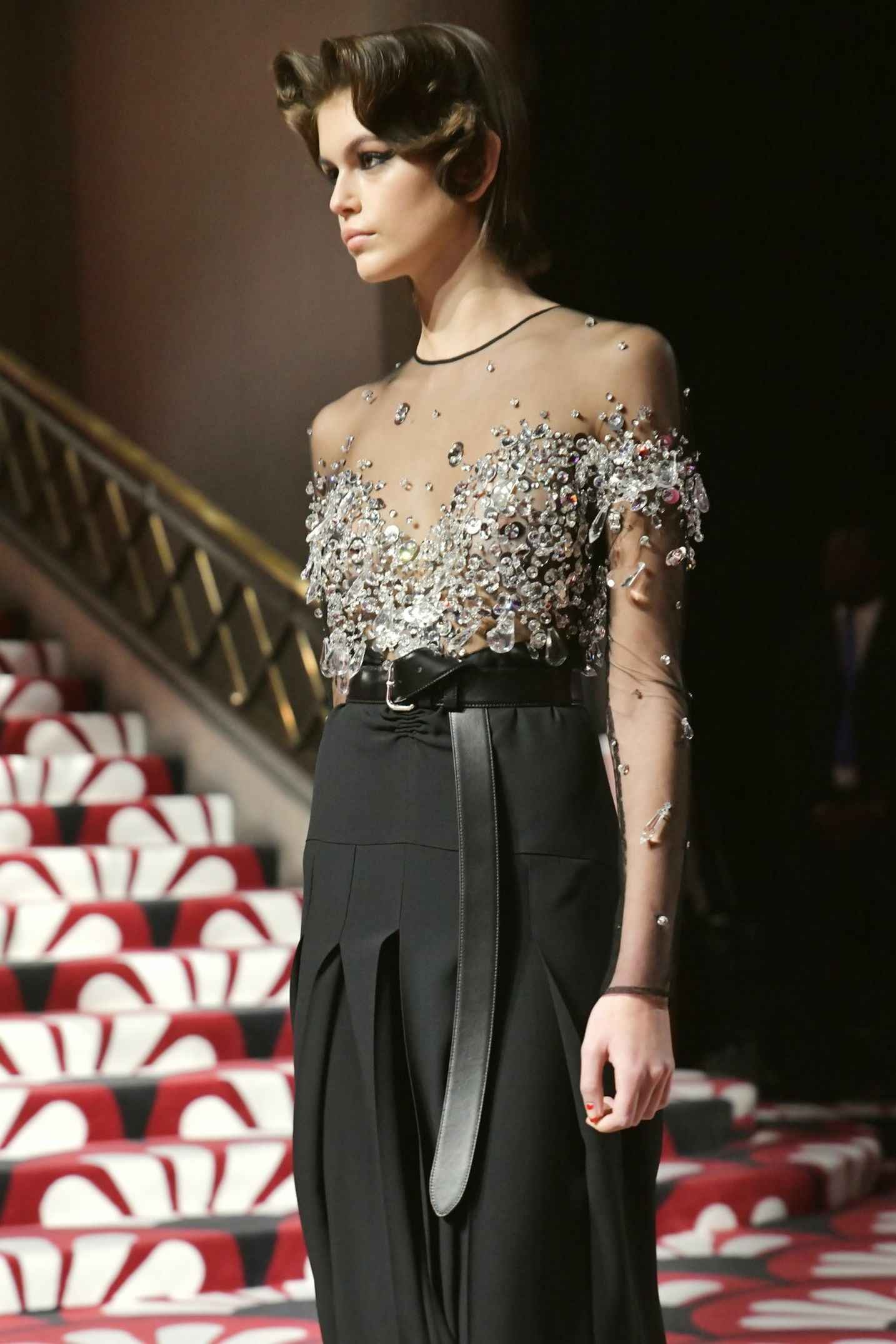 Kaia Gerber exhibe ses seins à la fashion week parisienne