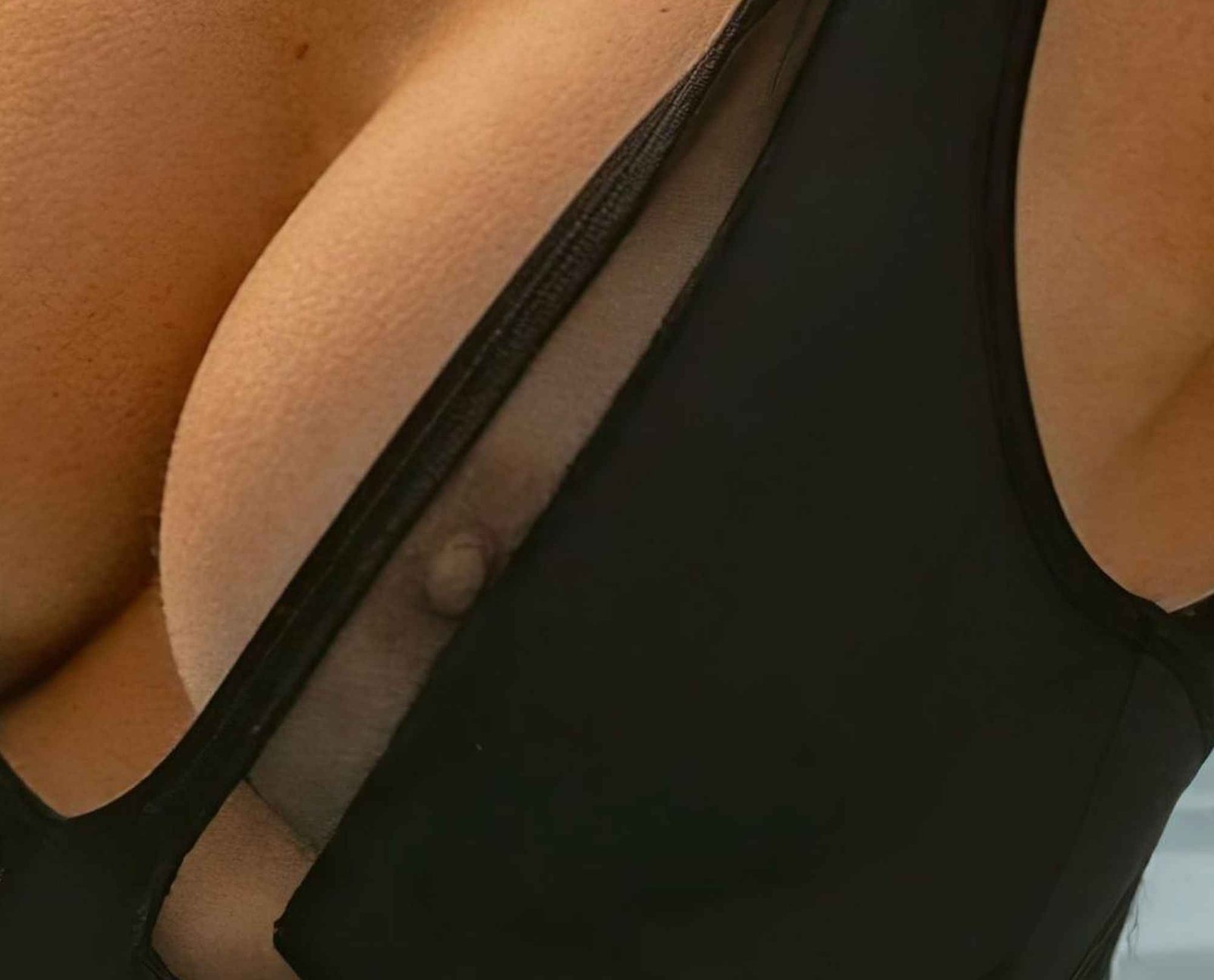 Kara Del Toro dans un maillot de bain qui laisse voir ses seins nus