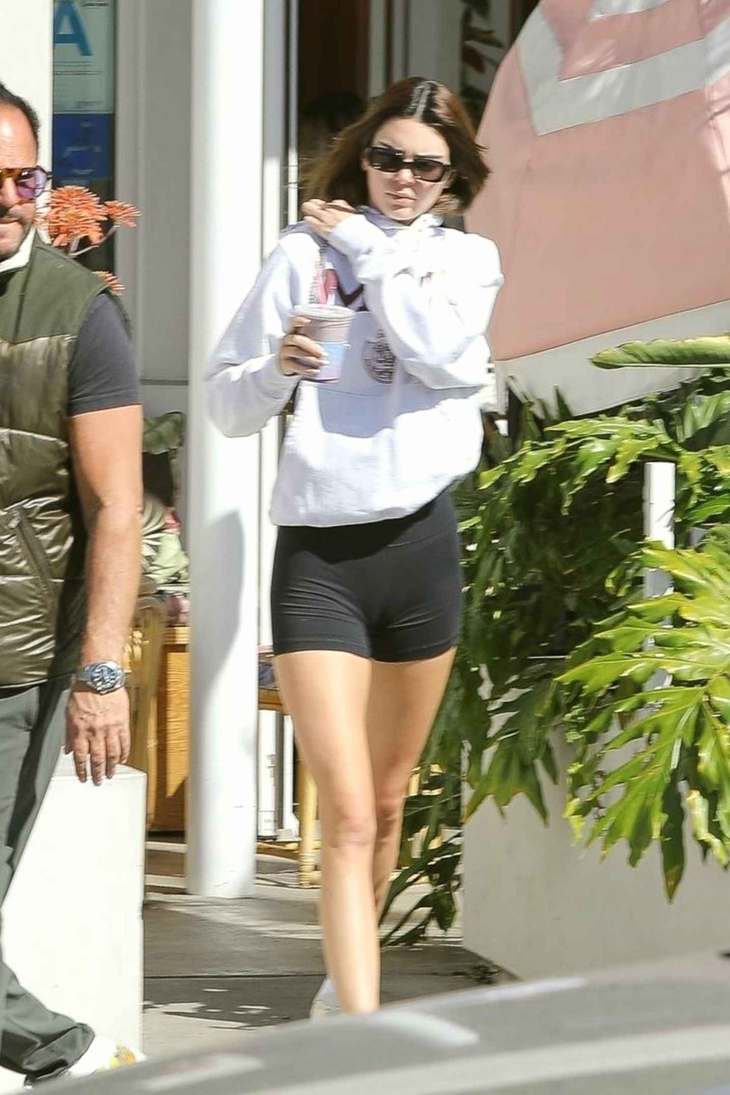 Kendall Jenner dans un short très moulant à West Hollywood