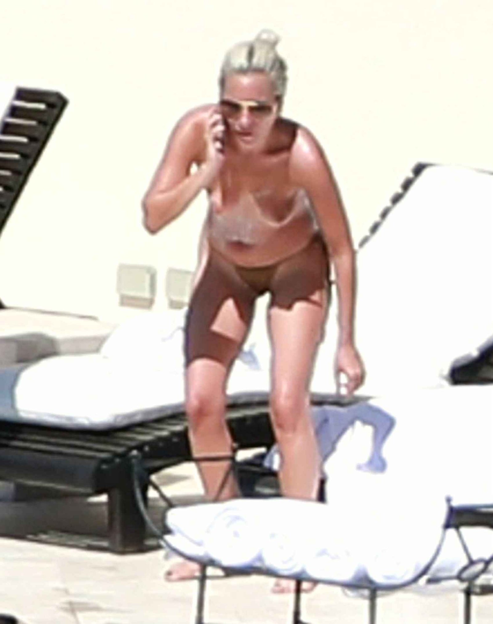 Lady Gaga bronze seins nus au Mexique