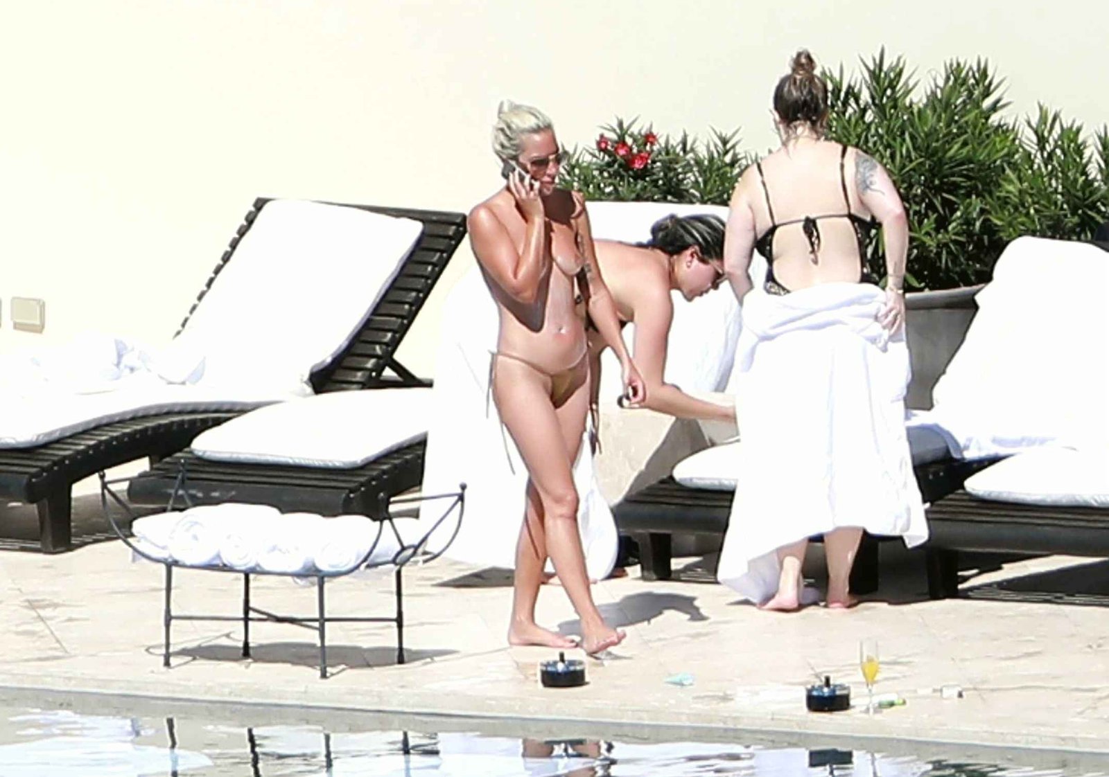 Lady Gaga bronze seins nus au Mexique