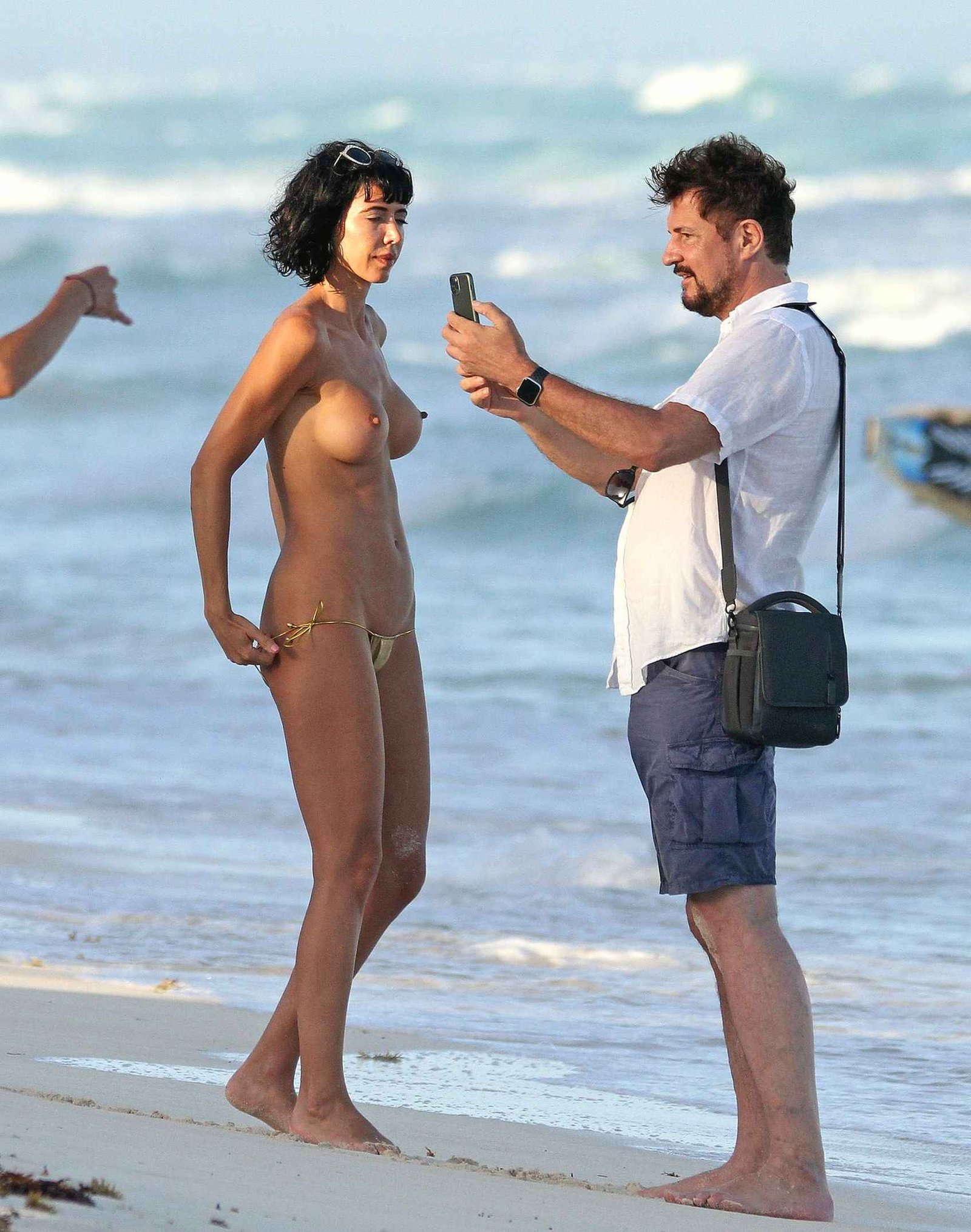 Milo Moiré toute nue sur une plage mexicaine