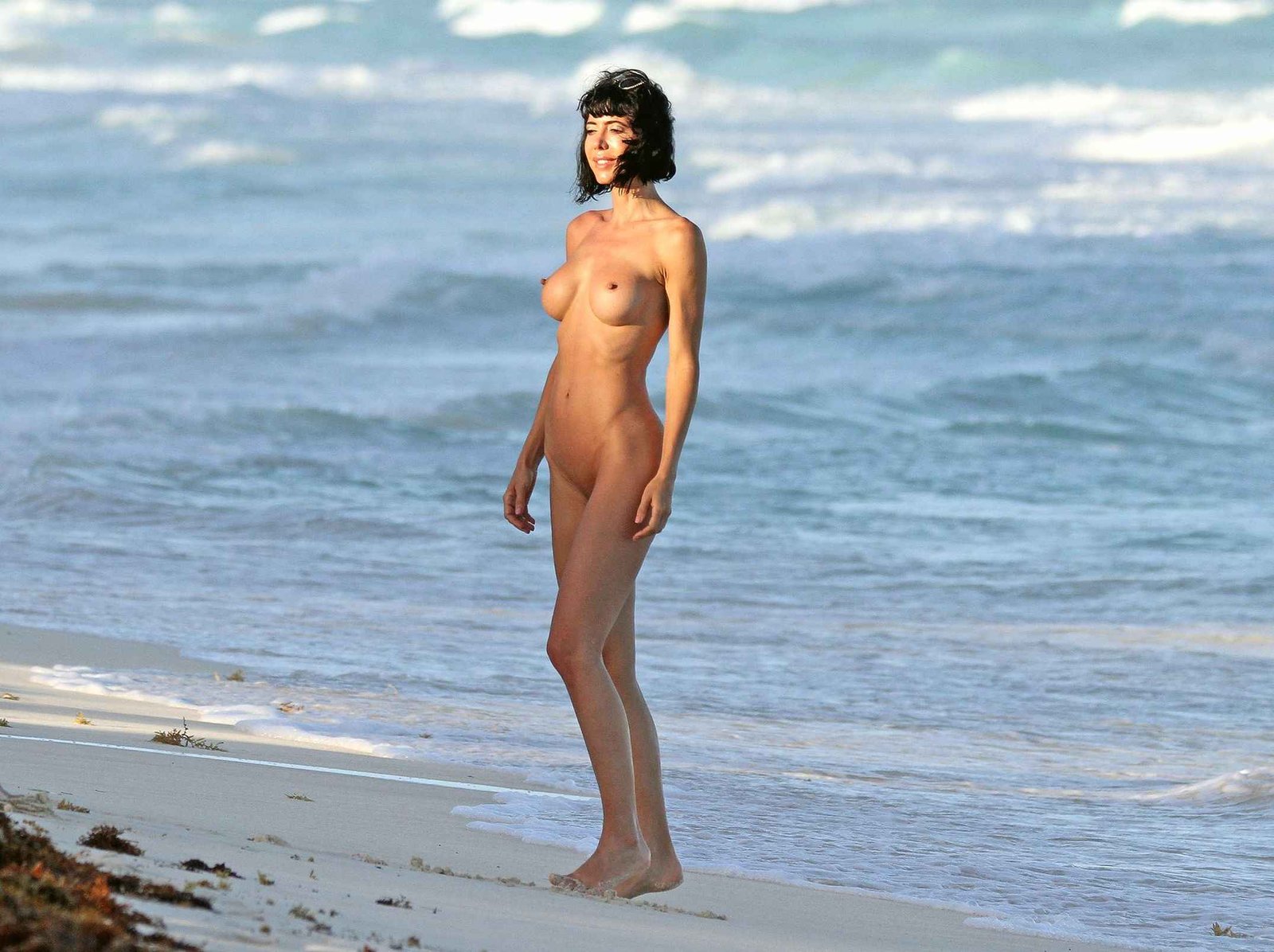 Milo Moiré toute nue sur une plage mexicaine