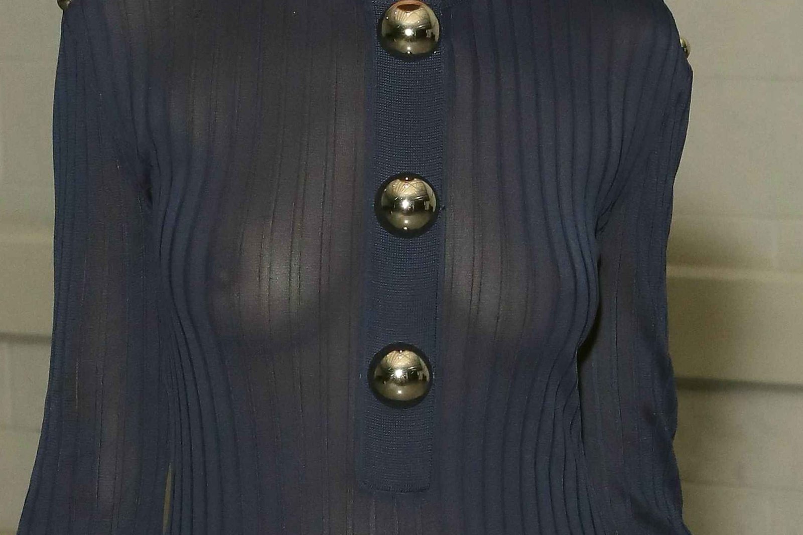 Phoebe Collings James seins nus sous sa robe transparente