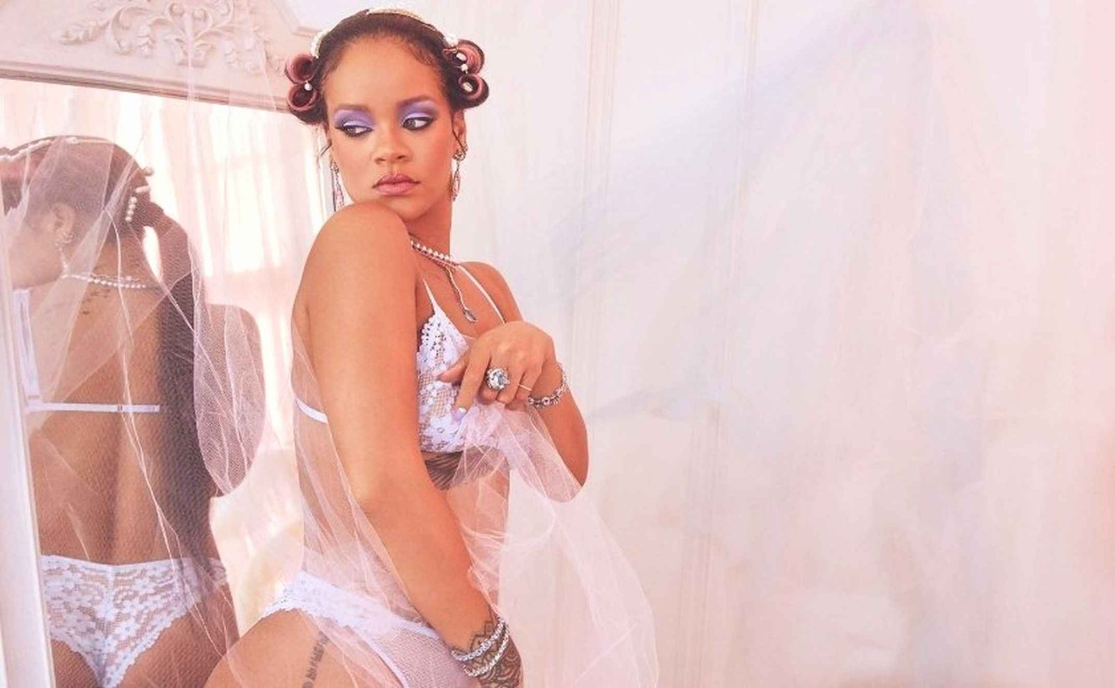 Rihanna pose en lingerie érotique