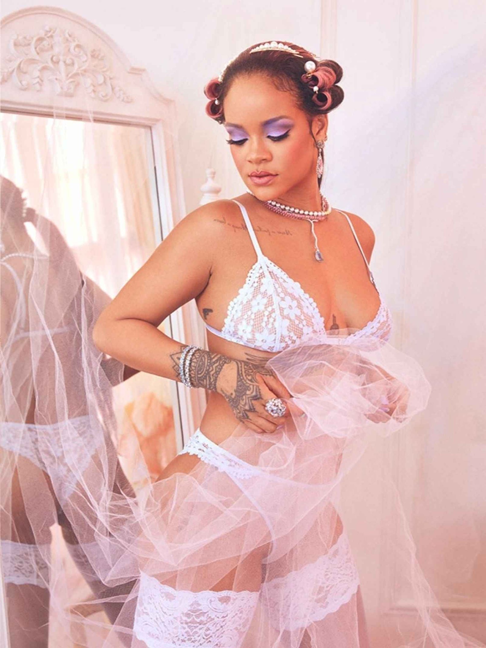 Rihanna pose en lingerie érotique