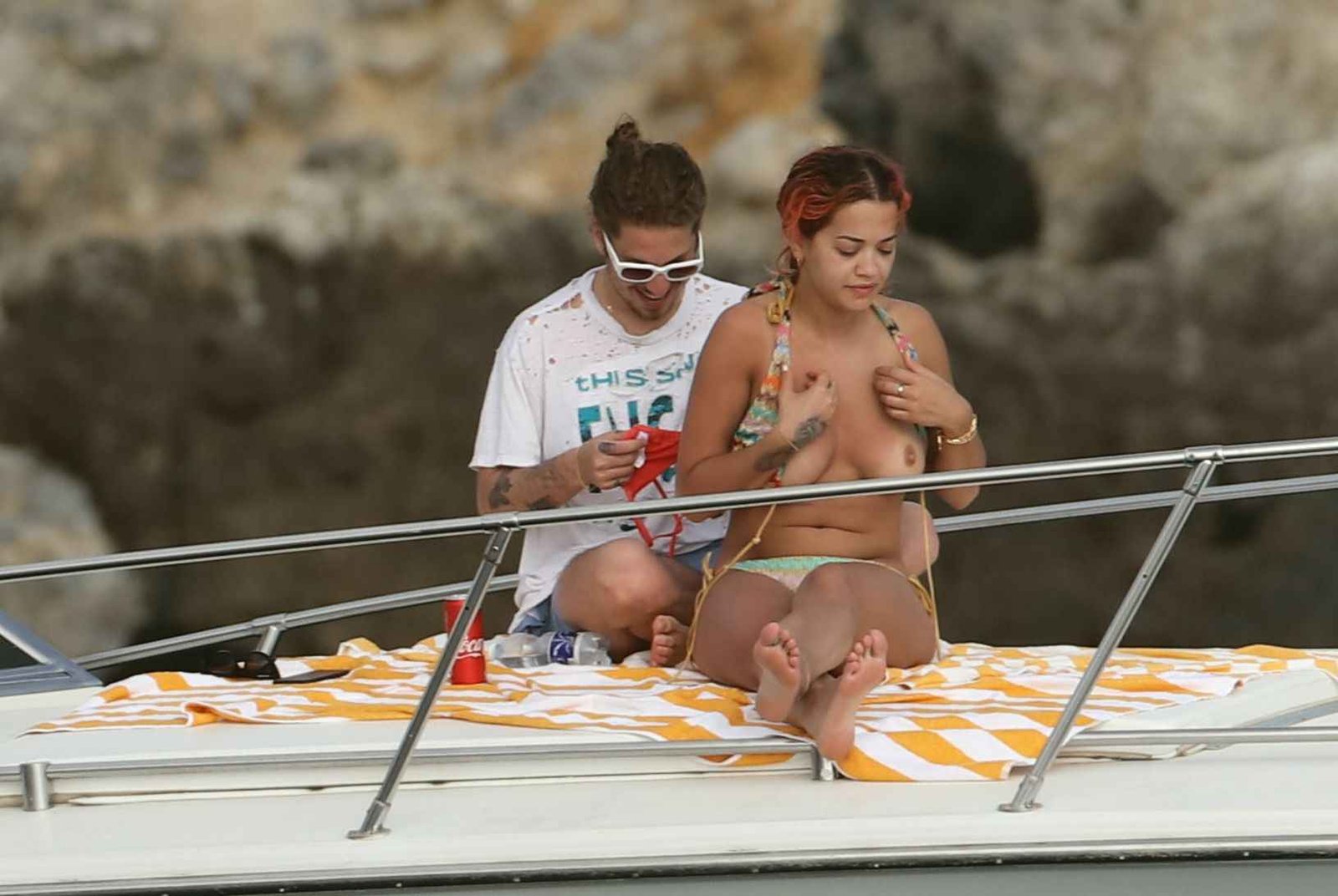 Rita Ora bronze seins nus sur un yacht