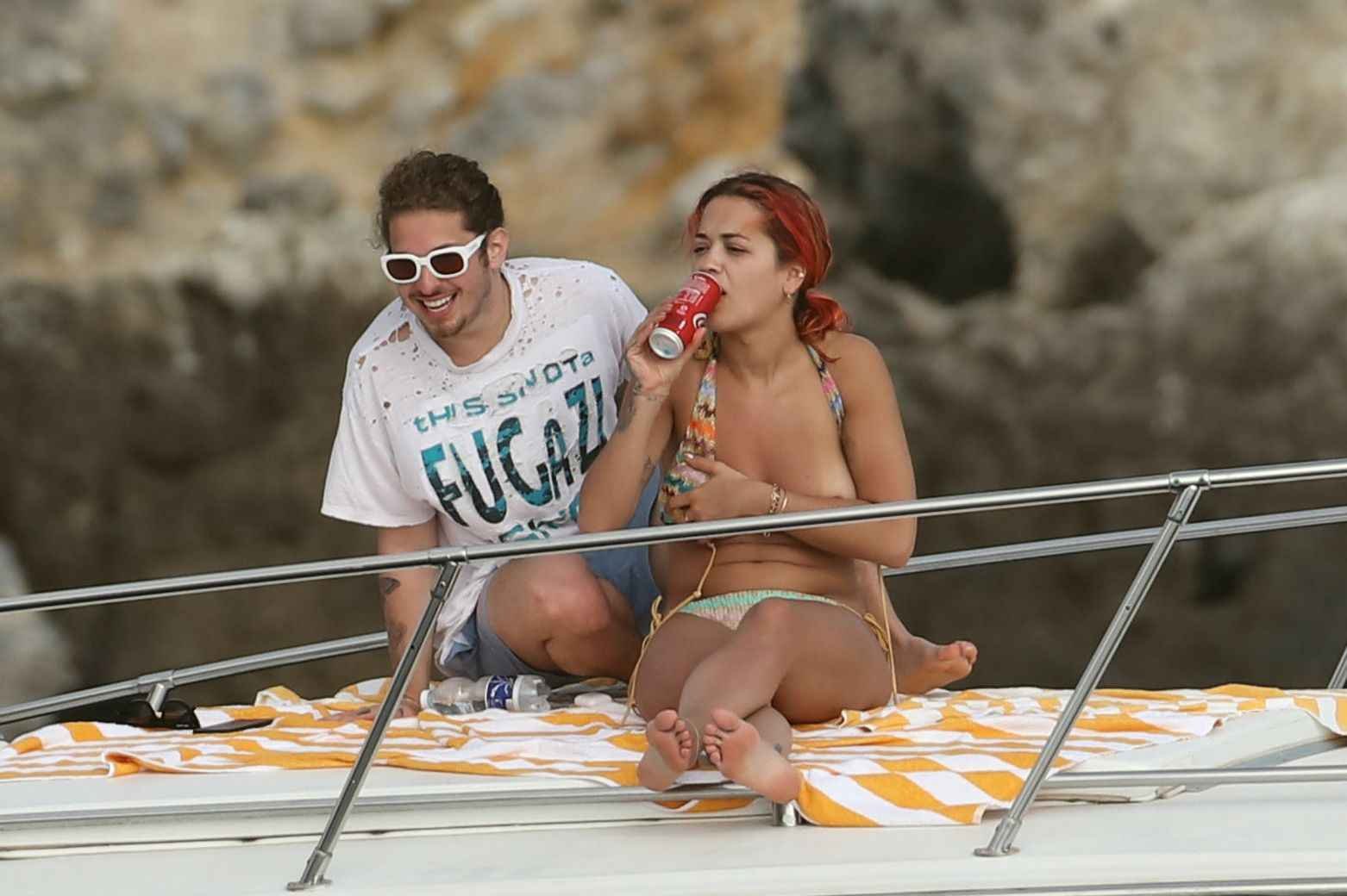 Rita Ora bronze seins nus sur un yacht