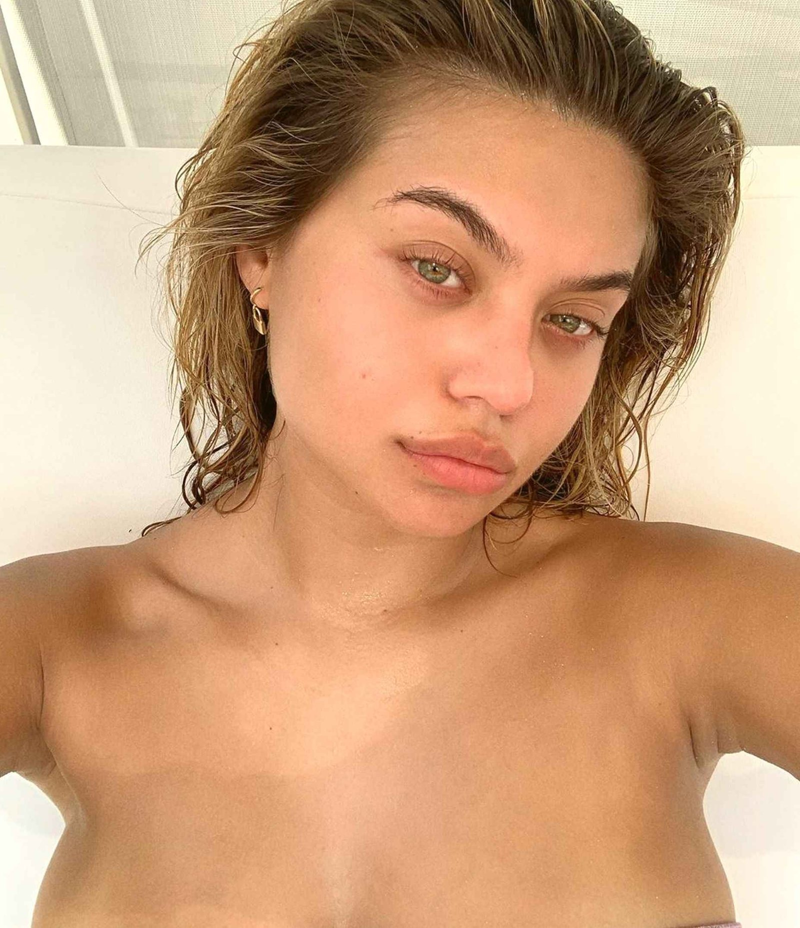 Sofia Jamora seins nus sur Instagram
