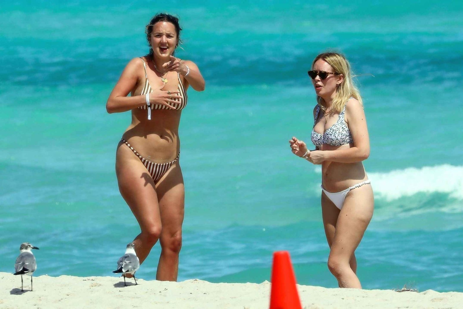 Tanya Burr dans un bikini blanc à Miami Beach