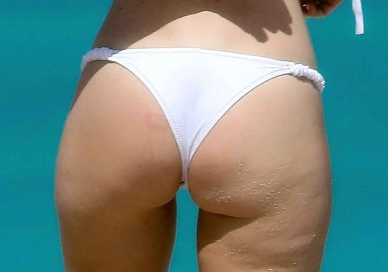 Tanya Burr dans un bikini blanc à Miami Beach