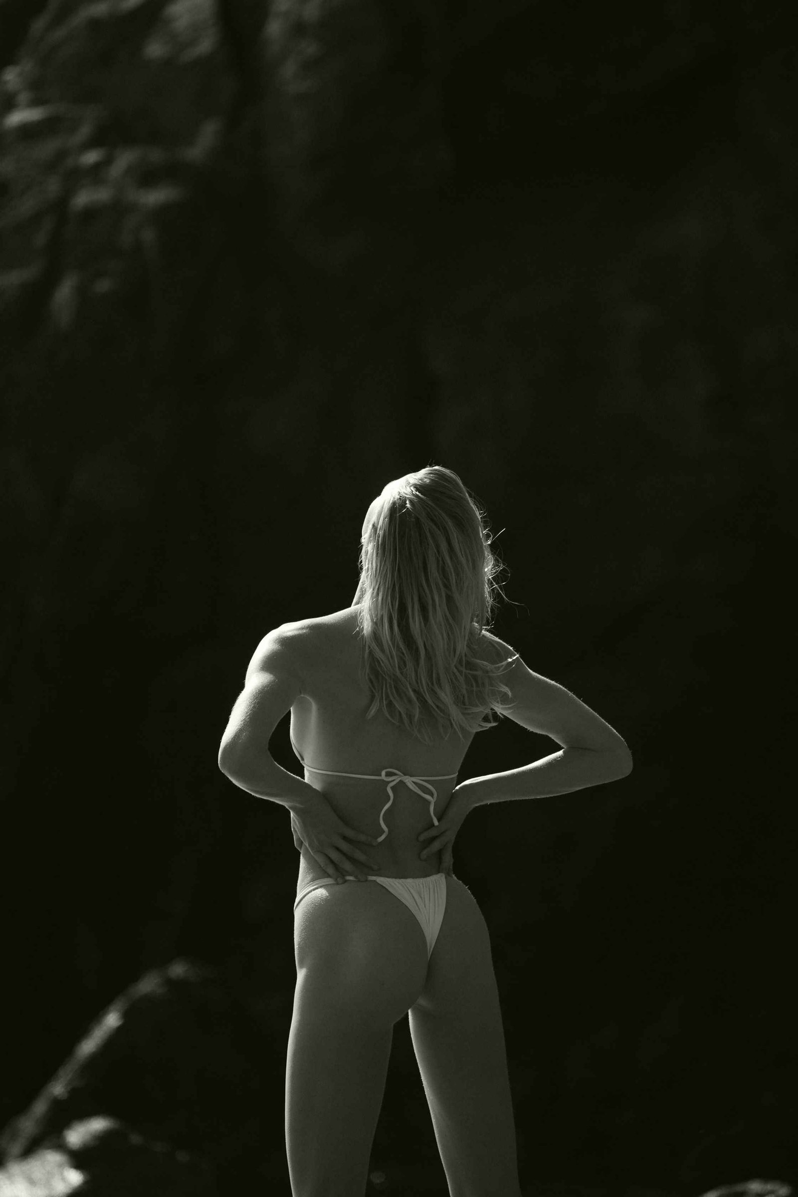 Tessa Griener, seins nus et bikini